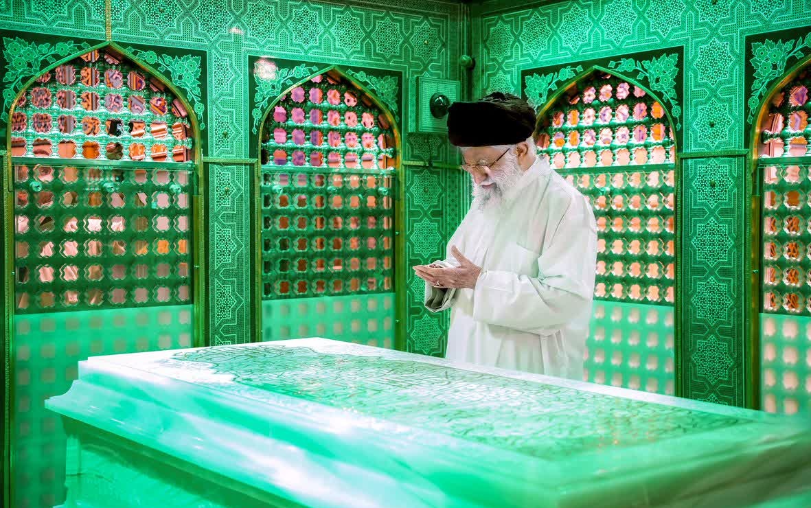 پیراهن ساده‌ای که چهل سال برای غبارروبی 
از حرم مطهر امام رضا (ع) به تن داشتی 
می‌ارزد به تمام دارایی‌ فرعون‌ها و قارون‌های زمانه
#ایران_امام_رضا
#ایران_درآغوش_رضا