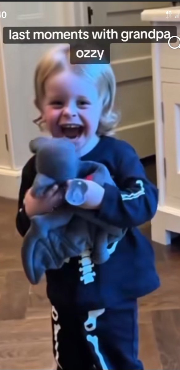 KateBGata's tweet image. Oh @axlrose  please do one...
it's so cute...i'm justing a dreamer but look this smile after eat the plush bat's head 🥹😅😅😅😅🥰
#axlrose #ozzygrandson #socute #lovely #axliwantone #doitaxl #gunsnroses #ozzy