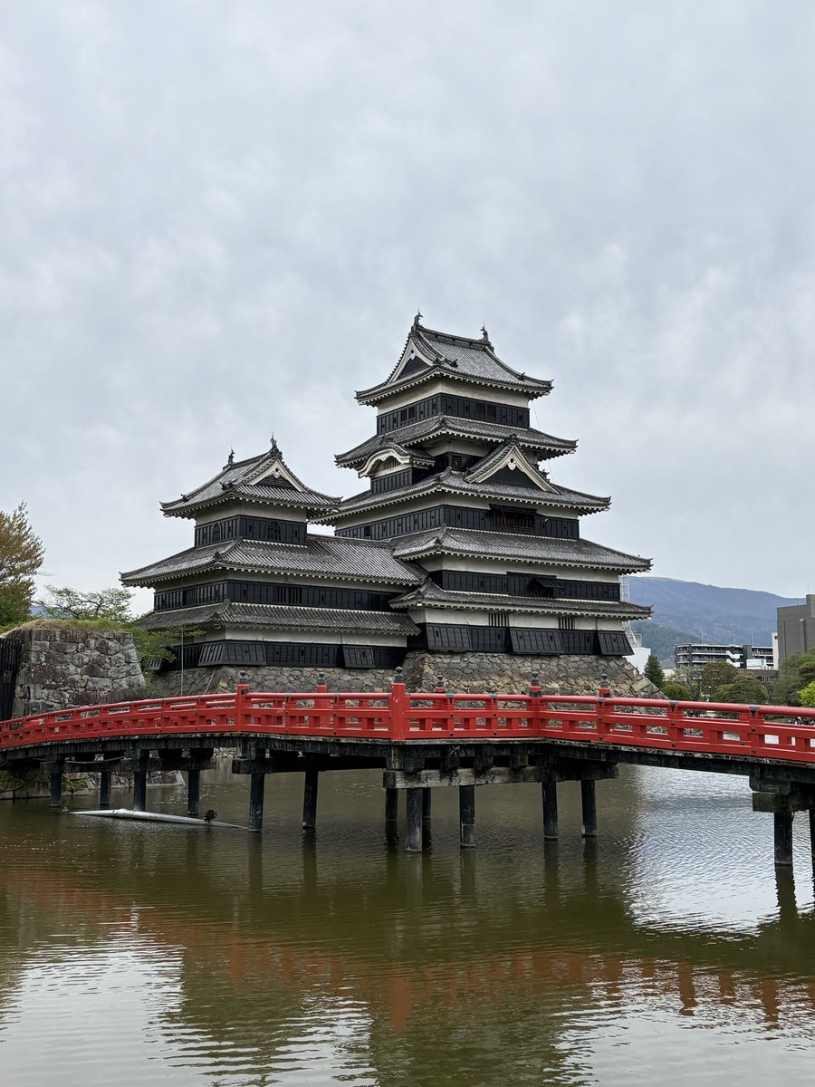 mnst8889's tweet photo. 松本城もきやした🏯
GWなのに混んでないのは気のせい？ https://t.co/cioWbyLqwY