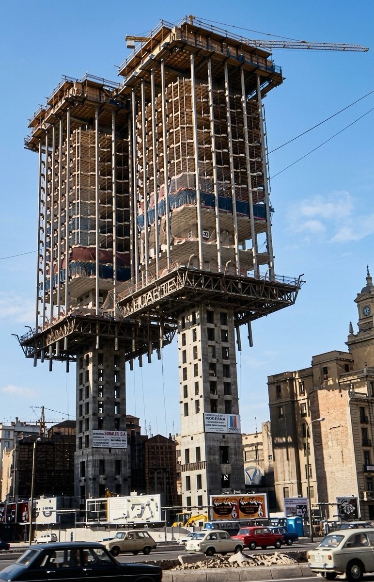 gatopormadrid's tweet image. Construyendo las Torres Colón de Madrid en el año 1969. Coloreada.