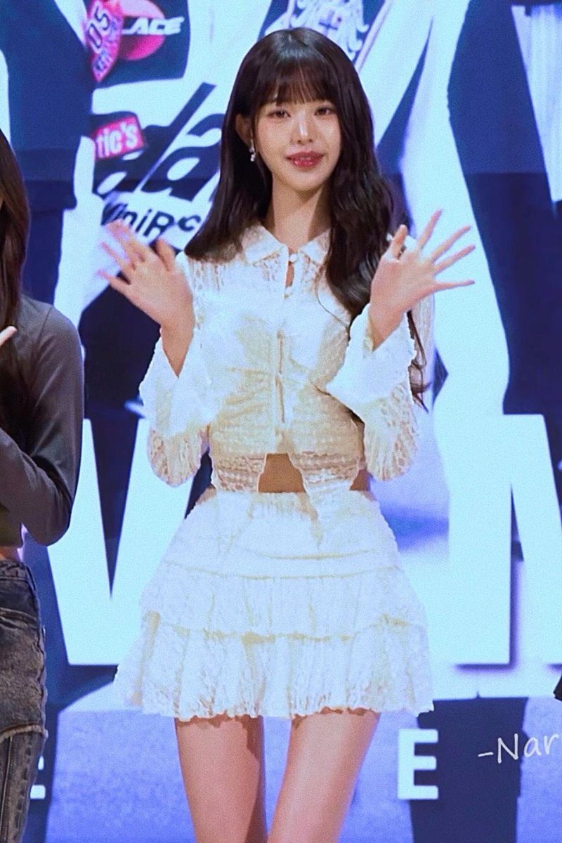 m 𝜗𝜚 tweet media