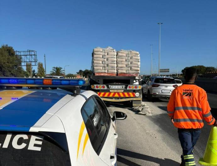 _ArriveAlive's tweet image. Accident causing heavy traffic delays on the N12, Germiston arrr.co.za/JlTlv

#ArriveAlive #RoadSafety #Accident @TruckAndFreight @ConstructionSfy