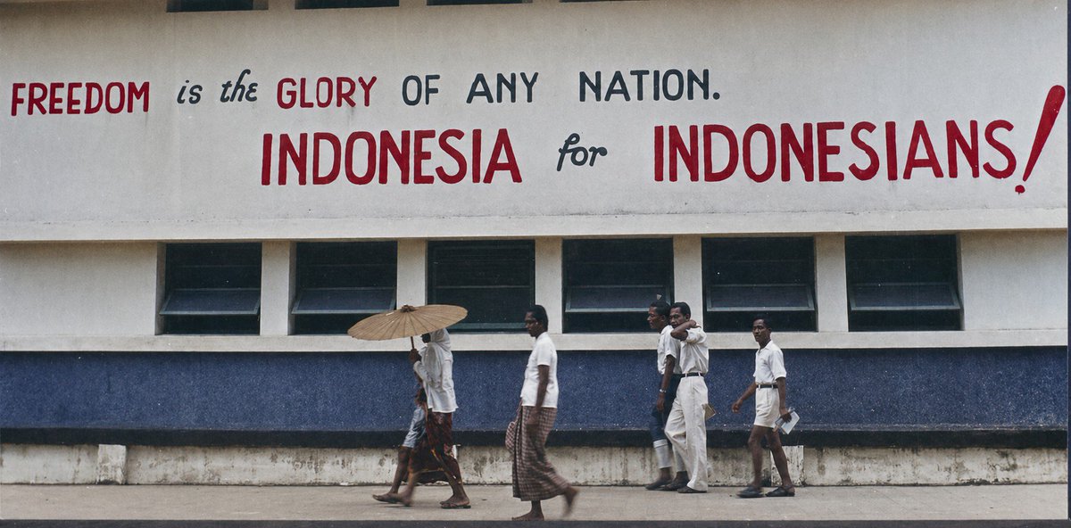 Grafiti di masa perang kemerdekaan Indonesia, sekitar tahun 1947-1949.

Menggunakan bahasa Inggris karena ditujukan untuk dunia internasional, melalui lensa wartawan asing yang meliput perang.