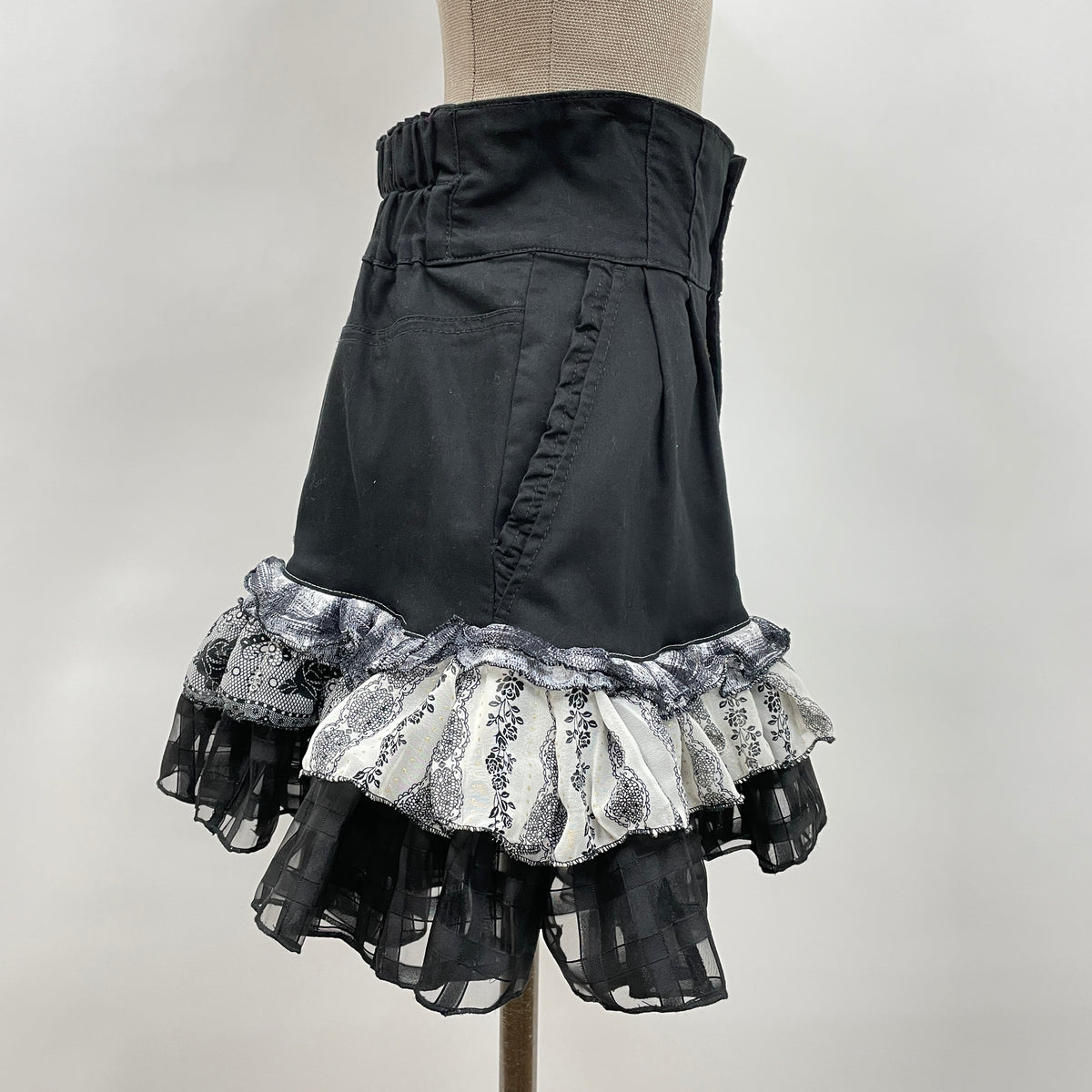 pasteqidor's tweet photo. 【staff pick up】
Re:make　MINI SKIRT　BLACK
price:¥17,600

Creator:TERAU

商品ページはこちら↓
https://t.co/g5MApIOBtF

#PASTEQIDOR #axesfemme https://t.co/zN5nOy9VSj