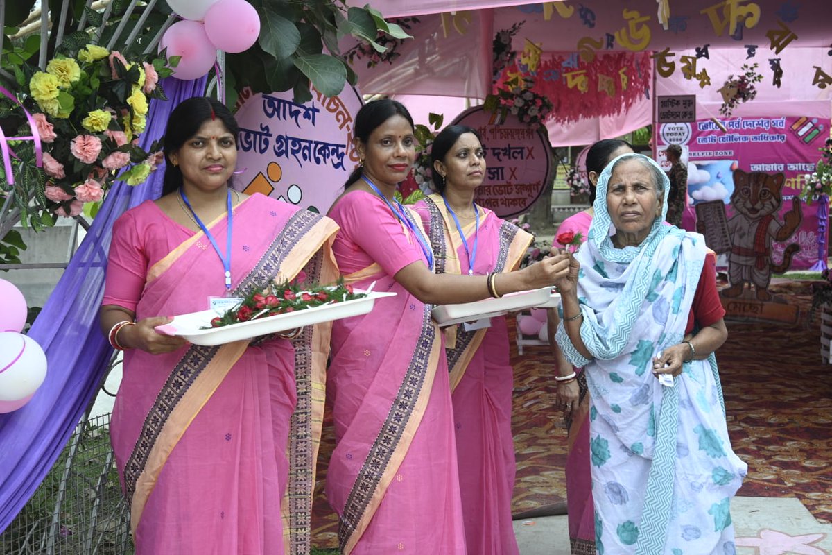 CEOWestBengal's tweet image. Democracy in full bloom! 🌹

Voters in West Bengal were  greeted with roses as they arrived to cast their vote, adding a touch of grace to the democratic process at Hooghly district of West Bengal.
#WBLA2026 #Phase2
@ECISVEEP
@SpokespersonECI
@PIBKolkata
@DMHooghly