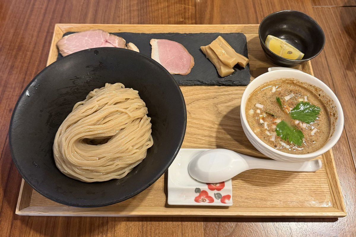 MOON_e15's tweet photo. 麺所 鶴舞屋
冷やし煮干つけ麺300g
おつまみ角煮
ライス
大山鶏の醤油そば
毎年うっっっっっまいっ！！ https://t.co/0fQDIQ9f1s