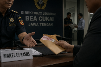 LingkarMed's tweet photo. KPK mengimbau masyarakat untuk meningkatkan kewaspadaan terhadap maraknya modus penipuan yang mengatasnamakan penanganan perkara dugaan korupsi, khususnya di lingkungan Direktorat Jenderal Bea dan Cukai (DJBC)... Selengkapnya baca disini: https://t.co/rSeIO37Erh https://t.co/YQ9ZNgpe25