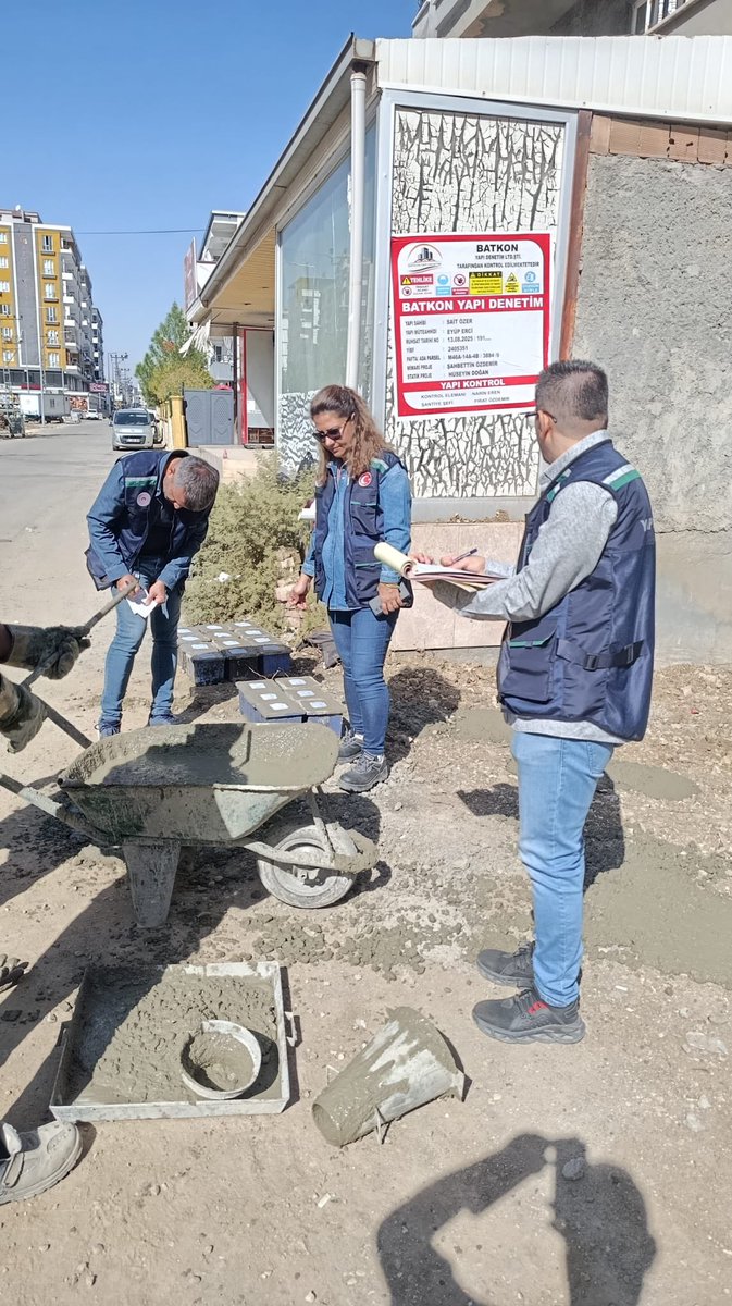 BatmanCSB's tweet photo. T.C. BATMAN VALİLİĞİ                                         ÇEVRE , ŞEHİRCİLİK VE İKLİM DEĞİŞİKLİĞİ İL MÜDÜRLÜĞÜ
  
YAPI MALZEMELERİ DENETİMLERİMİZ DEVAM ETMEKTEDİR
 
Yapı Malzemeleri Piyasa Gözetimi ve Denetimi Yönetmeliği gereği; can ve mal güvenliğini teminen, standartlara uygun kaliteli yapı yapılması için müdürlüğümüzce  hazır beton sektörüne yönelik denetimler gerçekleştirildi. Batman ilinde yürütülen denetimlerde, inşaatlarda kullanılan hazır betonun kalite ve standartlara uygunluğu test edilmektedir.  İl Müdürlüğü teknik personelleri tarafından sahada yapılan incelemelerde, farklı şantiyelerden hazır beton numuneleri alındı. Alınan numuneler, belirlenen teknik kriterlere uygun olup olmadığının tespiti amacıyla mevzuatta belirlenen şartlar altında laboratuvar ortamında analiz edilecektir. Hem yapı güvenliğini artırmak hem de standart dışı üretimin önüne geçmek açısından büyük önem arz eden  bu tür denetimlerimiz devam edecektir.  Denetimler sırasında betonun dayanıklılık, kıvam ve bileşen uygunluğu gibi kritik özellikleri göz önünde bulundurulurken, mevzuata aykırı durum tespit edilmesi halinde gerekli idari yaptırımlar uygulanacak olup üretici firmalara, kalite standartlarına tam uyum sağlamaları konusunda uyarılarda bulunuldu.  Can ve mal güvenliğini teminen, fen, sanat ve sağlık kurallarına, standartlara uygun kaliteli yapı yapılmasını sağlamak için  Müdürlüğümüzce piyasa gözetimi ve denetimi faaliyetleri devam edecektir.