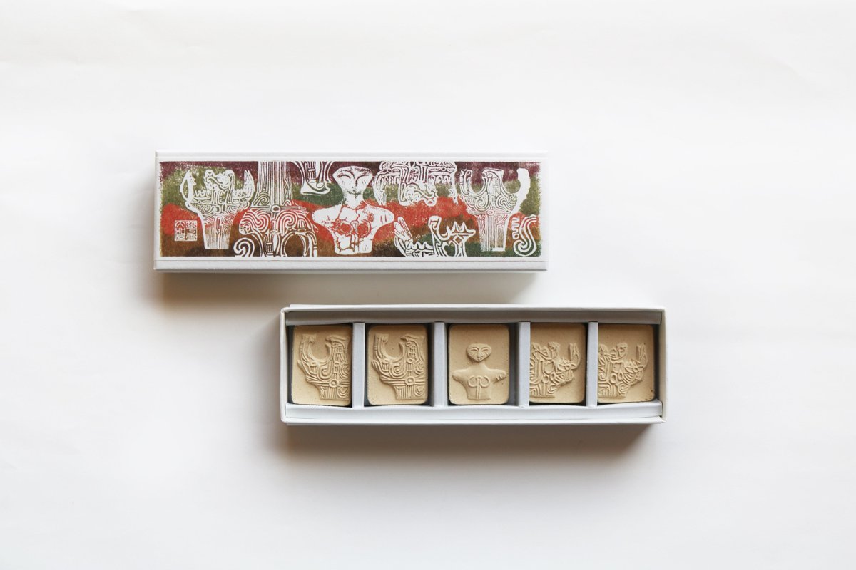 「カエンドキ🌀ぐるぐる」にあわせて——

和三盆お干菓子シリーズ「悠かなる縄文」をご紹介。

・土器：出土した火焔型土器をもとに、胡桃を練り込んだ一品
・土偶：縄文のビーナスをモチーフに、どんぐり粉を配合したほのかな渋み
縄文の造形美を“味わう”ひととき。
イベント鑑賞のおともにぜひ。