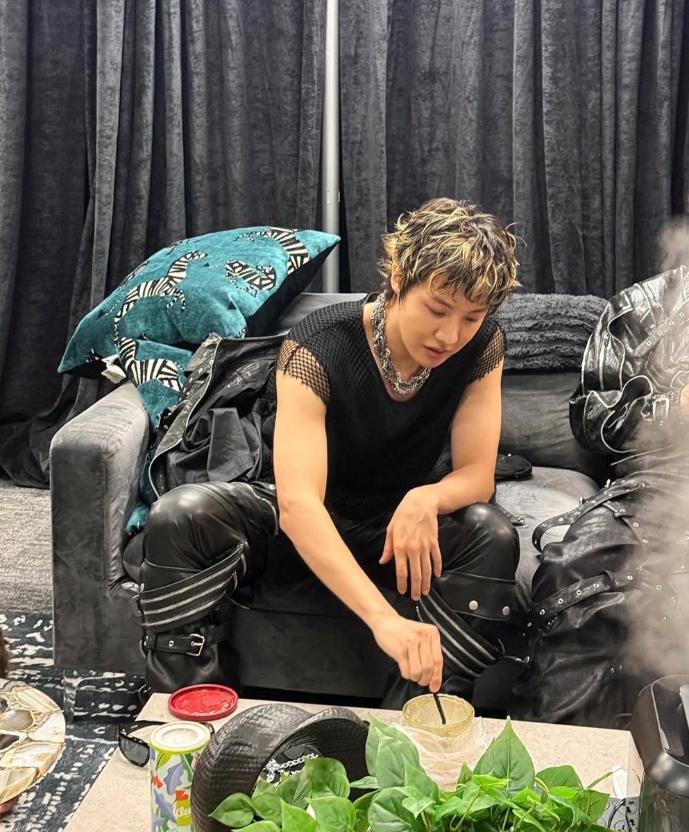 jhopewaist's tweet image. hobi before the concert 🍯