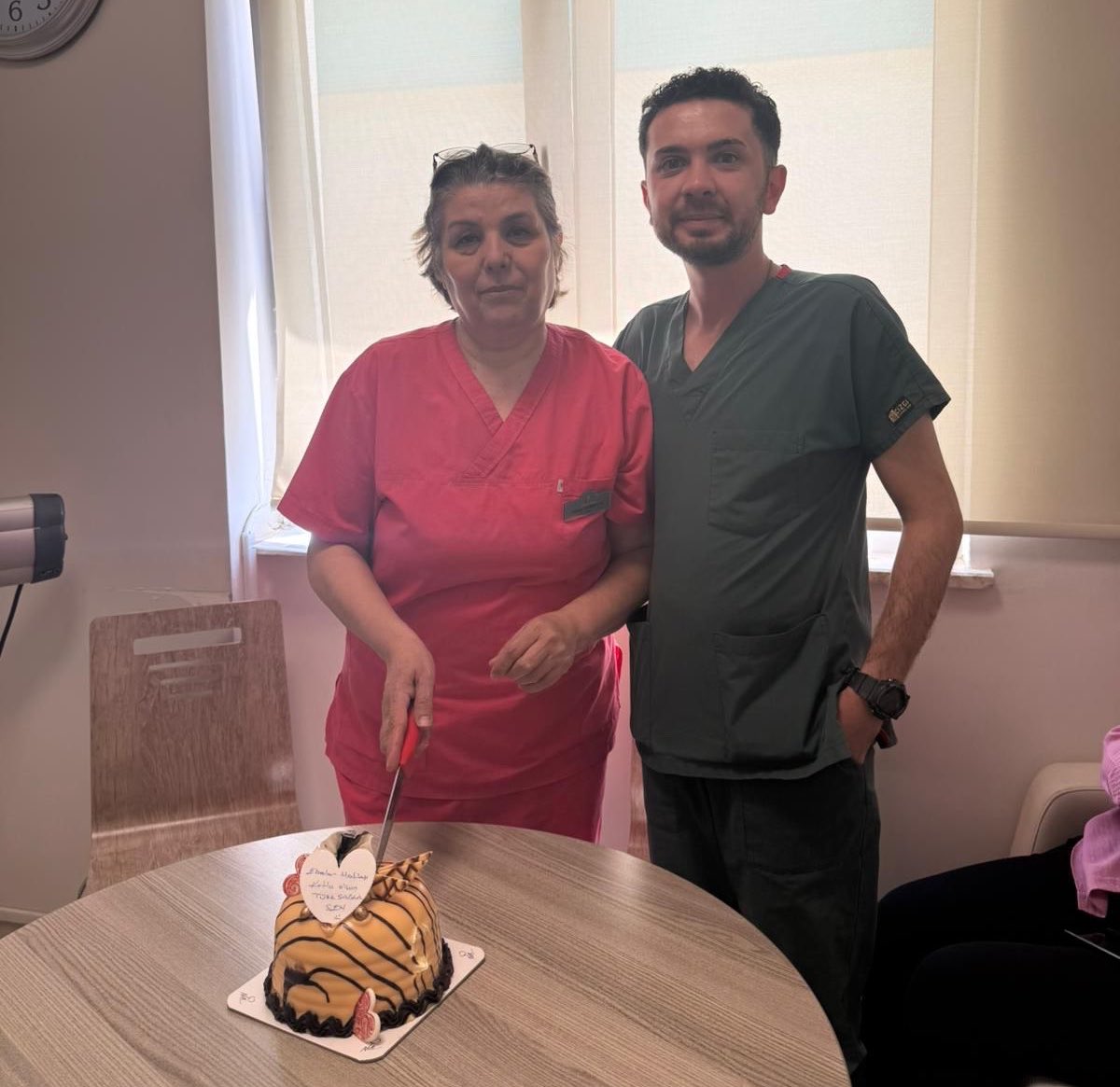 Elmalı Devlet Hastanesi’nde Geçmiş ile Bugünü Buluşturan Hikâyede Bir Ebe 28 Yıl Önce Doğumuna Girdiği Bebekle Aynı Çatıda Mesai Arkadaşı Oldu