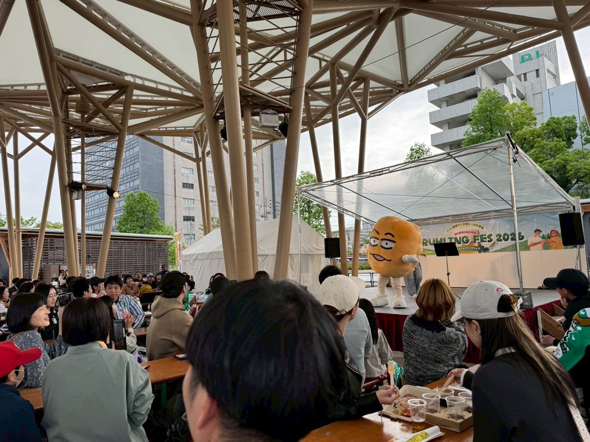 kusano_baran's tweet photo. 5/6（水）まで
ひろしまゲートパークプラザで開催中🍻
「広島フリューリングフェス2026」

本日あげ太くん
1回目のステージが終わりました💬
2回目のステージは18:30〜になります🎤🍗

みんなあげ太くんの写真を
SNSに投稿してね🍗😊📸

#広島テレビ #おしゃべり唐あげあげ太くん https://t.co/PfSnUAzKBR