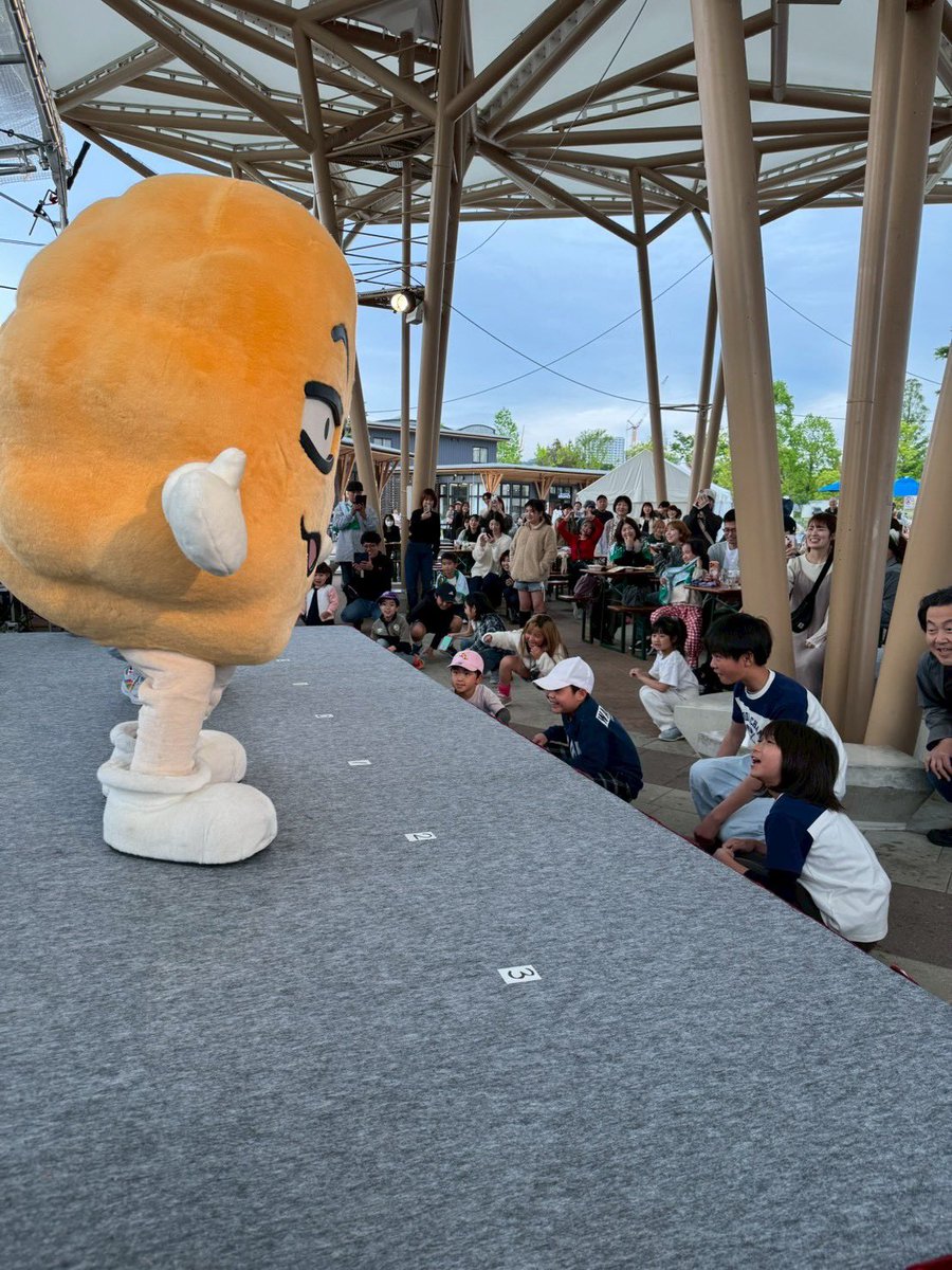 kusano_baran's tweet photo. 5/6（水）まで
ひろしまゲートパークプラザで開催中🍻
「広島フリューリングフェス2026」

本日あげ太くん
1回目のステージが終わりました💬
2回目のステージは18:30〜になります🎤🍗

みんなあげ太くんの写真を
SNSに投稿してね🍗😊📸

#広島テレビ #おしゃべり唐あげあげ太くん https://t.co/PfSnUAzKBR