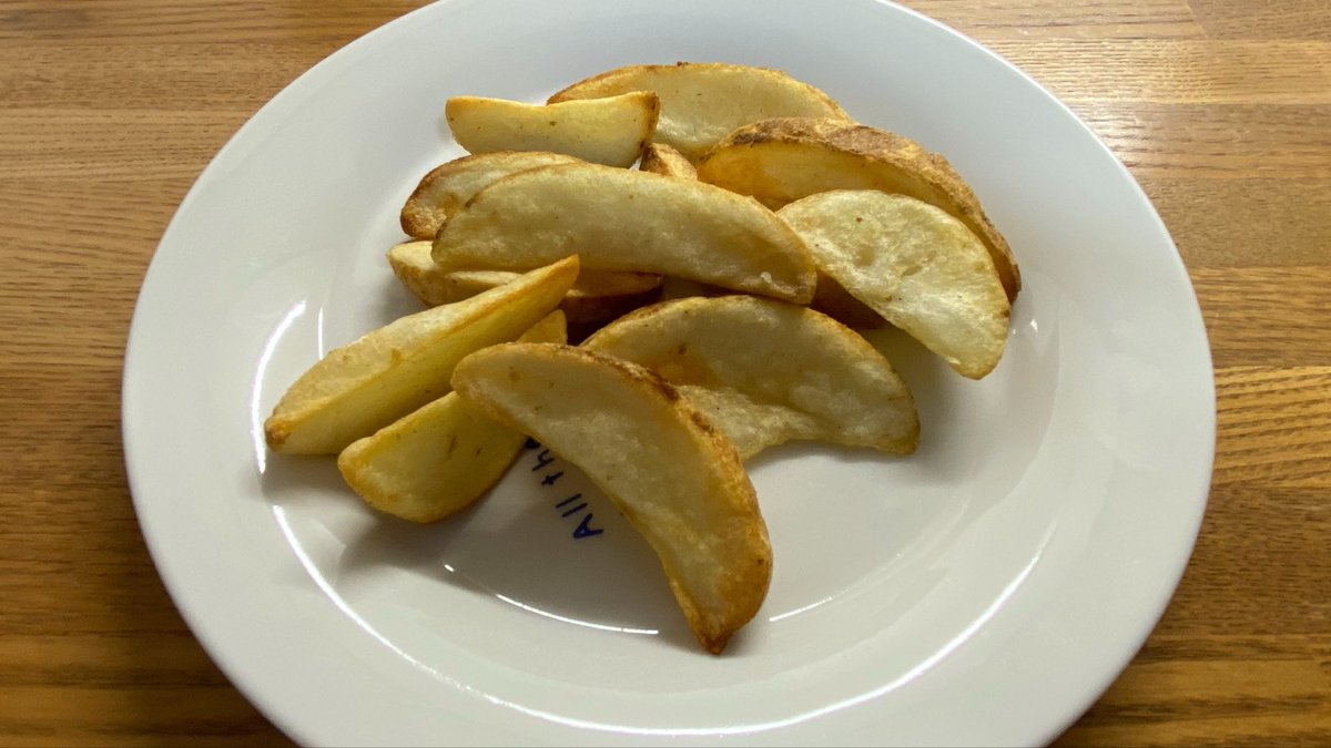 ノンフライヤーでノンしたポテトがはちゃめちゃうまい。もうレンジでチンには戻れない