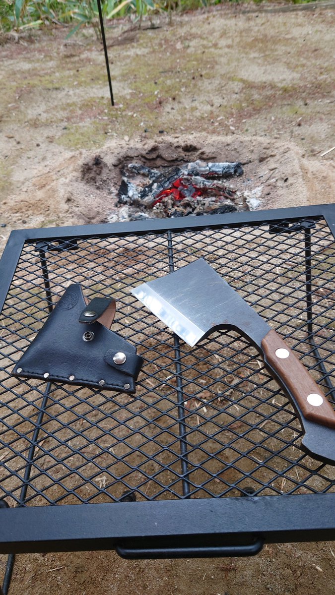 sakamox_camp's tweet image. 一軍ギア紹介⛺
馬場長金物の焚喜火斧🔥🪓
広葉樹節付きもバッカンパッカンイケて頼もしい😄

 #焚き火
 #camping
 #薪割り
 #焚喜火斧 
 #馬場長金物