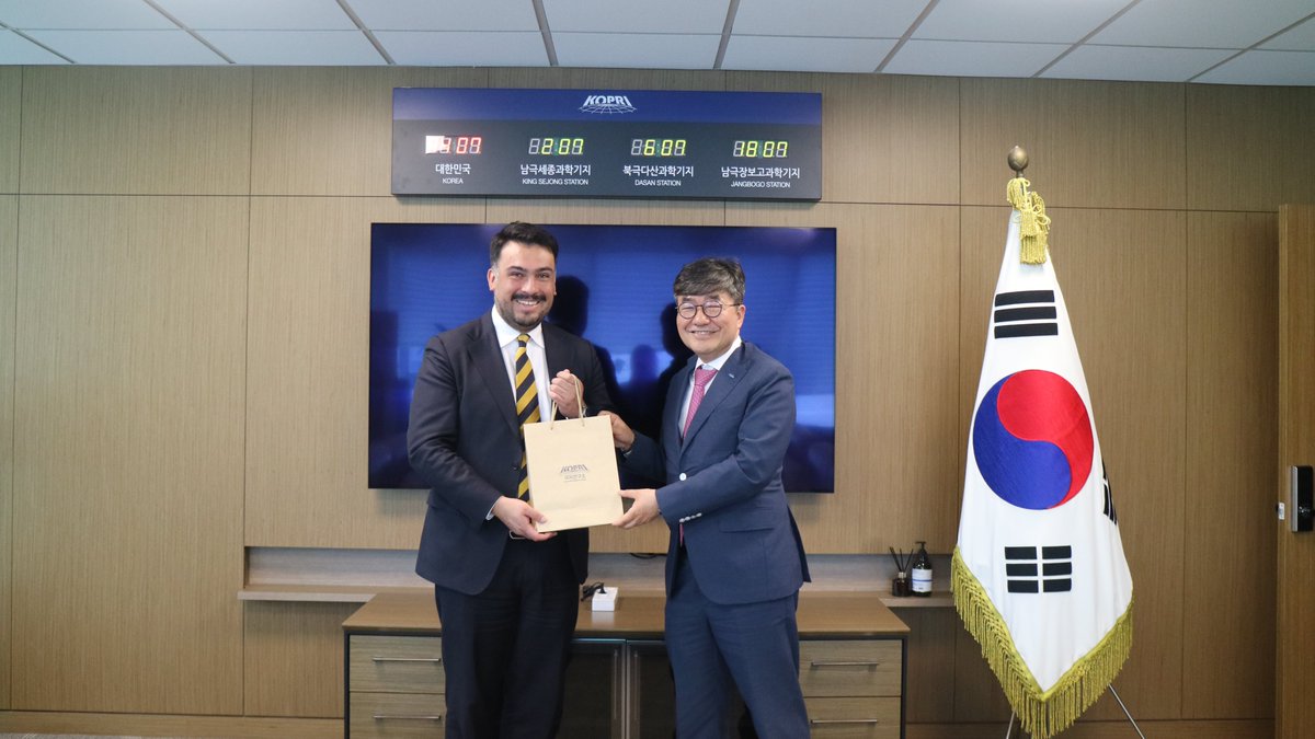 KoreaPolar's tweet photo. We were pleased to welcome Victor Conejeros, Deputy Head at Embassy of Chile, to #KOPRI !🙌
We had productive discussions on enhancing cooperation, followed by a tour of KOPRI.
We hope this visit marks the beginning of even closer cooperation! 🐧 https://t.co/J8YvGWRcNR