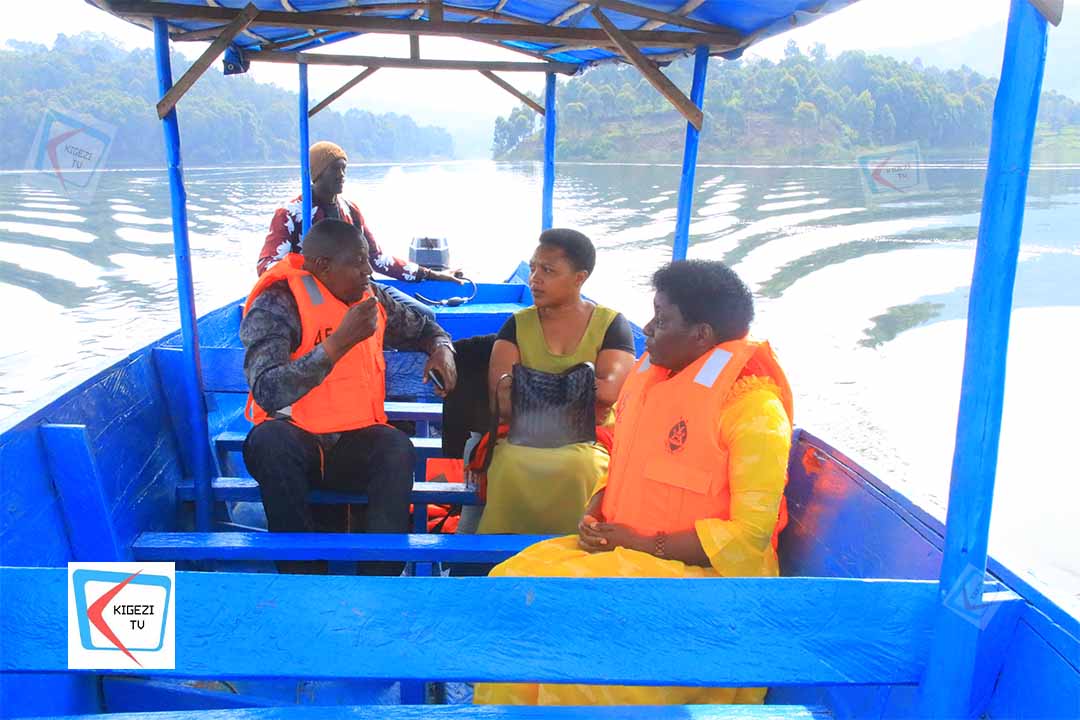 KigeziTv's tweet image. #HappeningNow

Rubanda Woman MP-elect Hon. Evenlyne Ninsiima Kikafunda, accompanied by Obed Kitabutuka and Francine Turyazayo, has traveled by boat across Lake Bunyonyi to reach Mugyera Town Council for a one-day dental camp.
@EvelyneNinsiim1