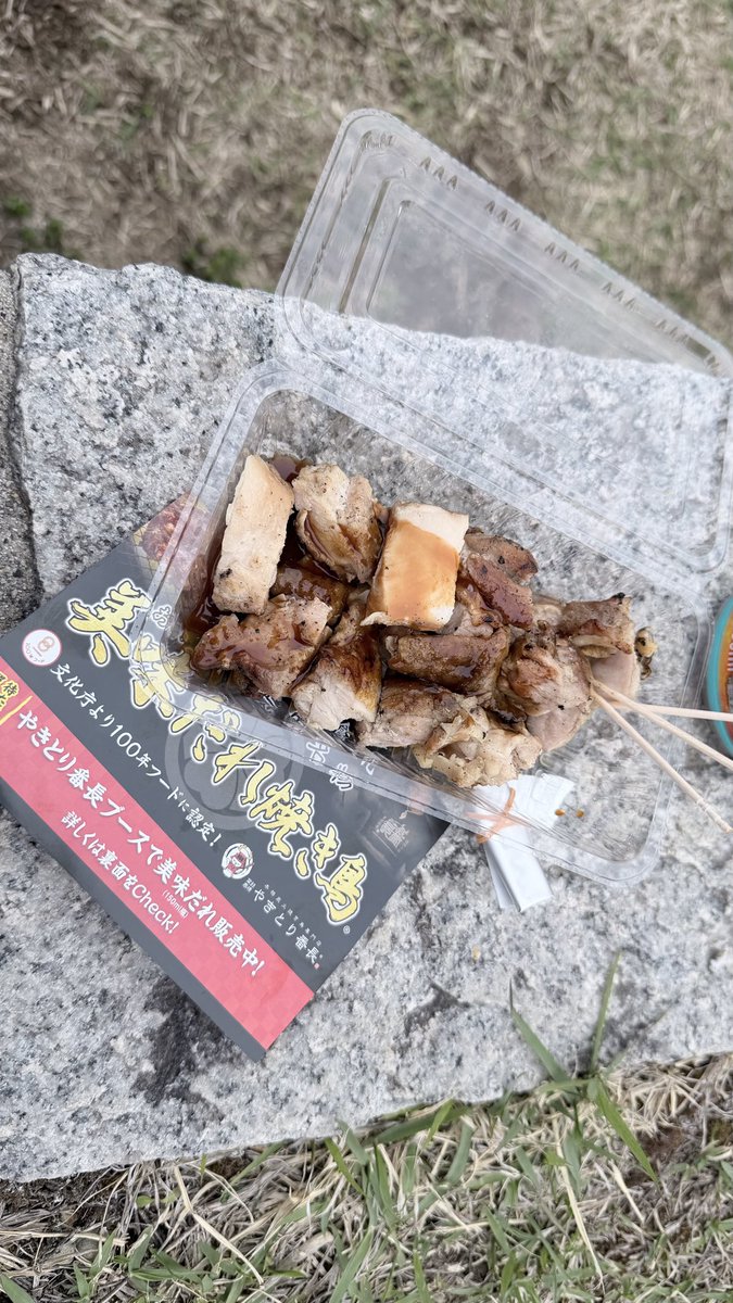 TakTools's tweet photo. 朝から仕事でしたが、キリの良いと��ろで諦めてアルウィンに来ました。めっちゃ寒いです。

・番長の「焼き鳥」
・旨肉キッチンの「旨チキバーガー」

美味しい😋 https://t.co/YoPtaj5fGp