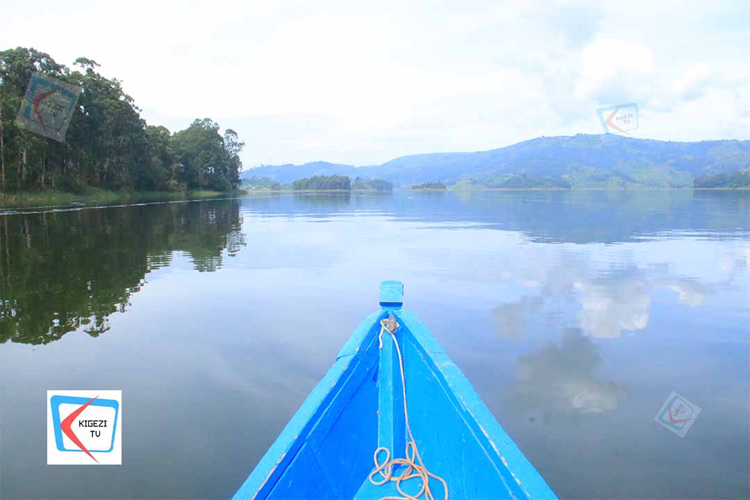 KigeziTv's tweet image. #HappeningNow

Rubanda Woman MP-elect Hon. Evenlyne Ninsiima Kikafunda, accompanied by Obed Kitabutuka and Francine Turyazayo, has traveled by boat across Lake Bunyonyi to reach Mugyera Town Council for a one-day dental camp.
@EvelyneNinsiim1
