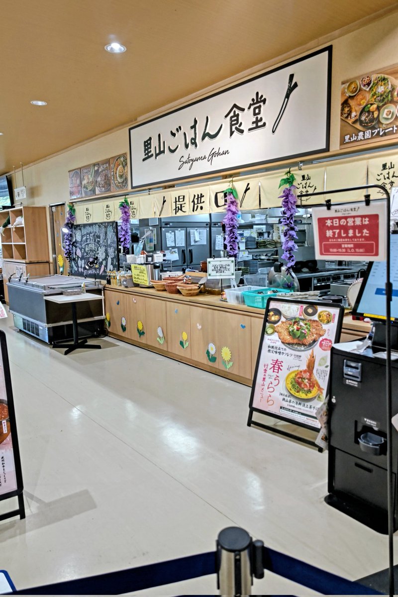 algernon666s's tweet photo. 『道の駅おがわまち』
リニューアルしてもライダーの休憩に最適でした。

直売所や、ベーカリー、食堂もトイレも綺麗。
平日は人混みもなく、ソフト片手にウッドデッキで楽しめます。

施設の居心地が良すぎて目的地はここで完結しちゃいました。
…峠を走りに行くはずだったのにな？

#旅の立ち寄り所 https://t.co/lH14MMRuFQ