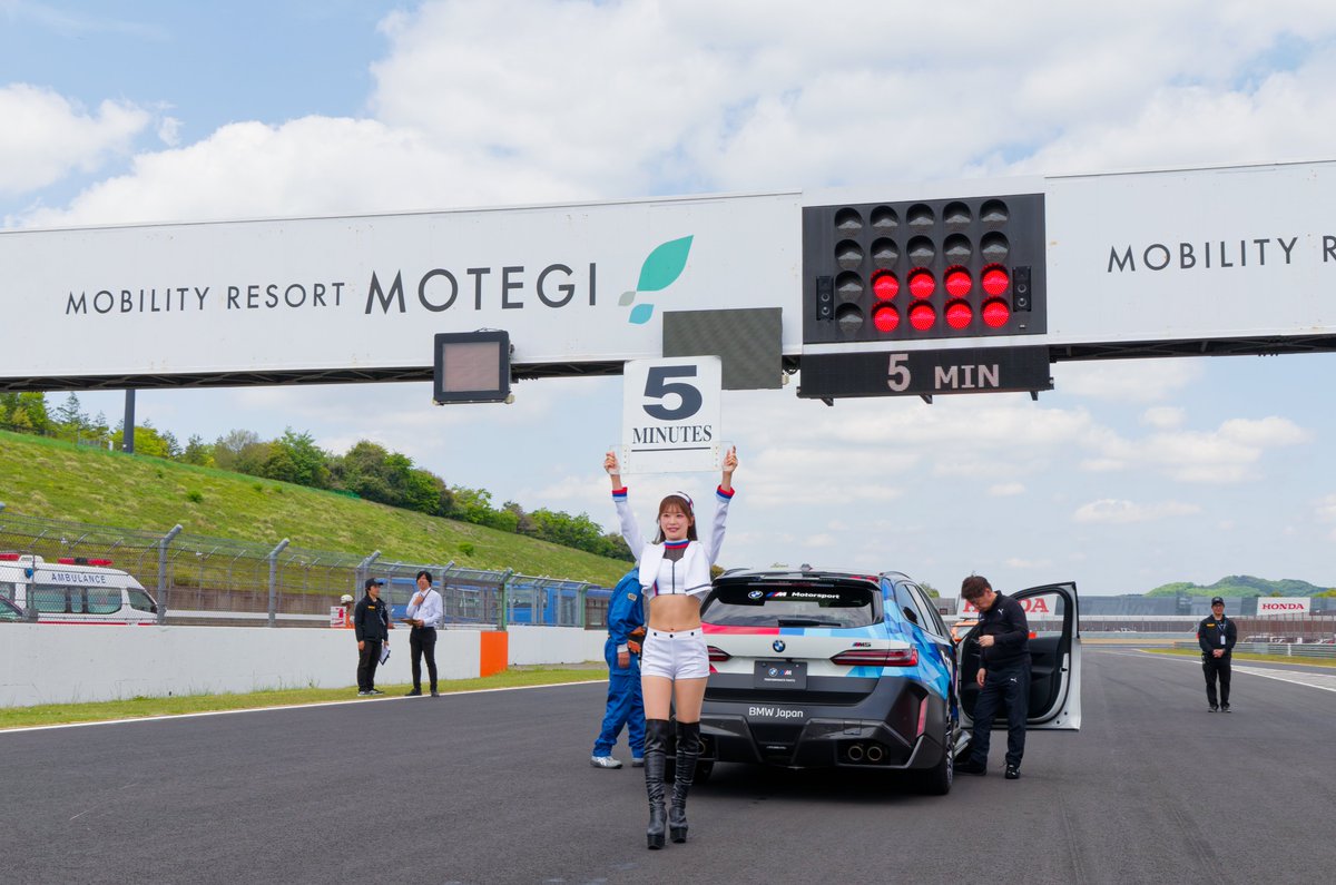 bin2r's tweet photo. BMW &amp; MINI Racing 見に行ってきました。
久しぶりのサーキット、楽しめました。

写真はアンバサダーの朝倉咲彩さんと北川エリナさん。

#bmwminiracing
＃さあちゃん
@littlewhite_saa 
＃北川エリナ https://t.co/TAwpxy8Br3