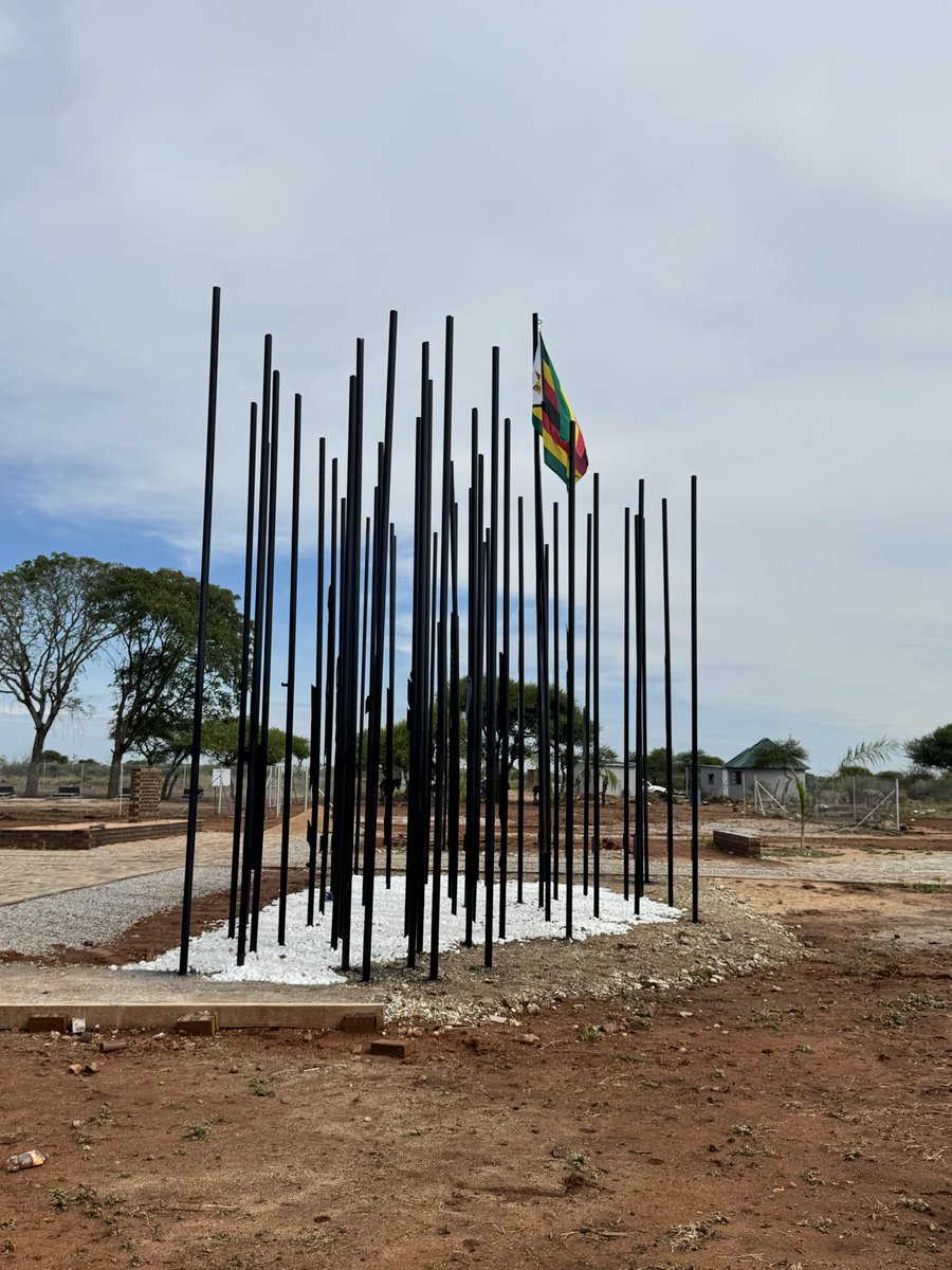 majikijela0's tweet photo. Kutaura shuwa, haa apa pakasothwa the first Anamorphic Statue in Zimbabwe, it should be part of Zimbabwean wonders, deep down in Ratanyana,Maphisa Mat South. Designer hana kuzowana zwake Raptor asi Vision 2030 has been archived apa #brickbybric #zim46 #chivayo #edmnangagwa https://t.co/677VA1AsgC