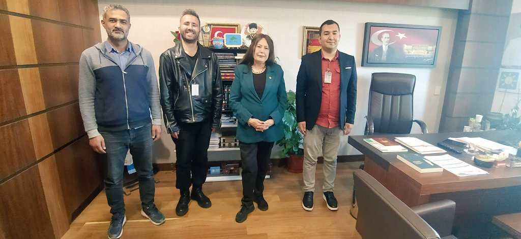 İYİ Parti Manisa milletvekili Şenol Sunat'a mecliste ziyarette bulunduk. 

<a href="/iyiparti/">İYİ Parti</a>
<a href="/senolsunat/">Şenol Sunat</a>

#1611MağdurTürkiyeTekSes