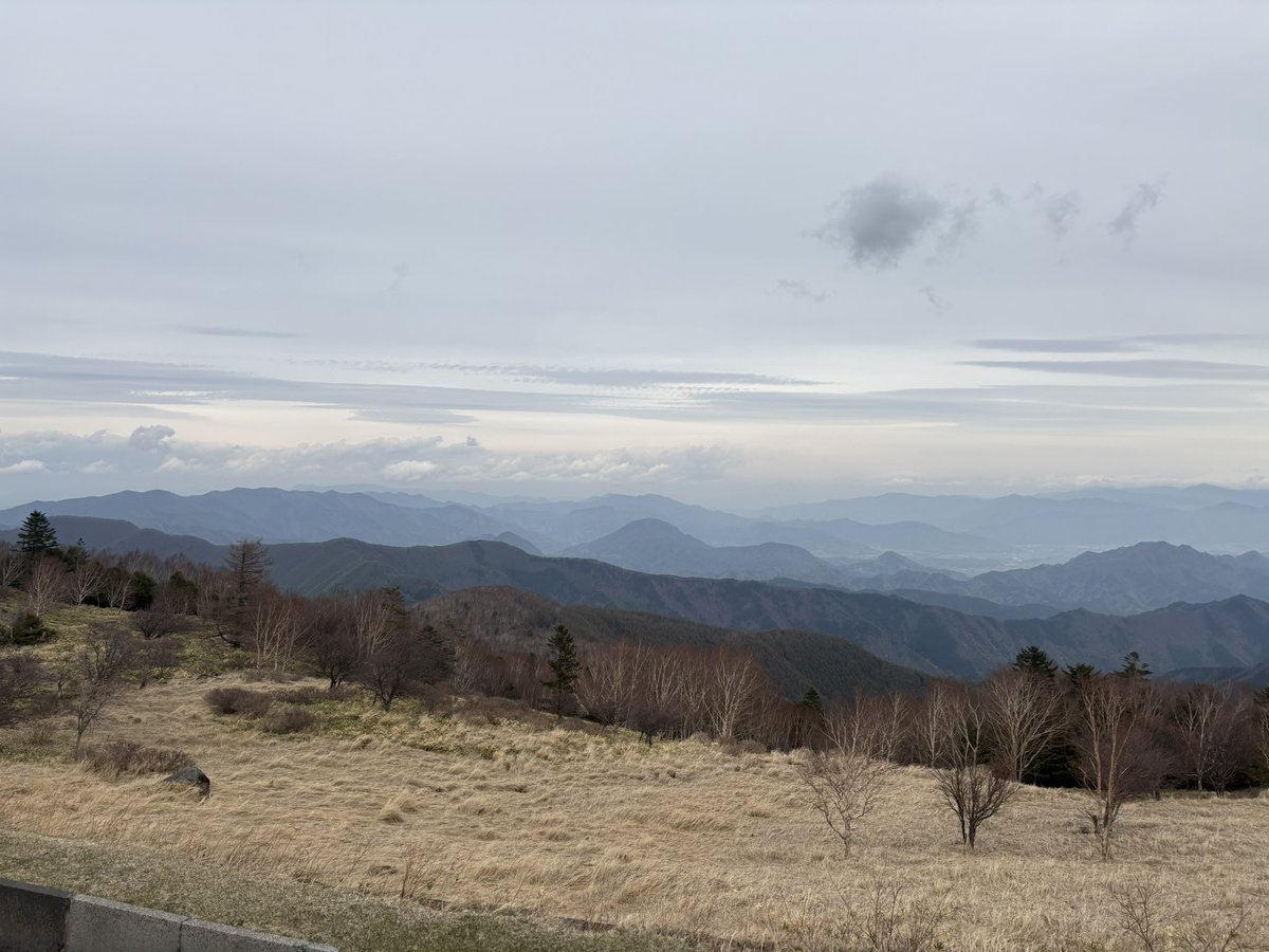 inarimaru's tweet photo. 昭和の日は朝から曇天模様。でも移動運用行っちゃいます。道の駅美ヶ原高原‼️
いつもの場所（物見石山）は、スポーツカーの撮影会場（笑）と化していたので、道の駅美ヶ原高原駐車場へ陣取りました。が、コチラもスポーツカー、高級車、バイクの展示場さながら。中でもロードスター率高し。
カッコよき https://t.co/Qhb1eHEllu