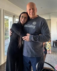 medisarasu's tweet photo. 【真の英雄】ブルース・ウィリス、最後の任務は「自らの脳を寄贈」。
『ダイ・ハード』の無敵の男が、不治の病に挑む。
家族が下した、あまりに切なく気高い「愛の決断」の全貌です。

■ 突然の引退
2022年、世界中に衝撃が走りました。
アクション界の巨星、ブルース・ウィリスが俳優業を引退。
病名は「前頭側頭型認知症（FTD）」。
言葉や人格を司る脳が萎縮し、自分を失っていく過酷な病です。

■ 進行する闇
スクリーンではどんな敵もなぎ倒してきた彼。
しかし、目に見えない病魔は着実に彼の自由を奪いました。
会話が困難になり、愛する家族さえ認識できなくなる恐怖。
「不死身の男」が直面した、人生で最も不条理な戦いでした。

■ 未来への贈り物
彼の旅路は、映画の枠を超えようとしています。
家族は彼の最期に、脳を医学研究のために寄贈することを決意。
この残酷な病の原因を解明し、いつか誰かを救うため。
自分自身の肉体を、人類の「希望」へと託すことにしたのです。

■ 結論
妻のエマさんは、過酷な介護を「愛の記録」として発信。
「彼は今も、私たちに大切なことを教えてくれている」
彼はﾀﾋしてなお、世界を守るヒーローであり続けます。

最強の男が最期に残したのは、未来を想う「究極の愛」でした。

映画よりドラマチックな、一人の男の引き際に涙が止まらない。

彼の最後の戦いを応援したい人は、保存とRTをお願いします。