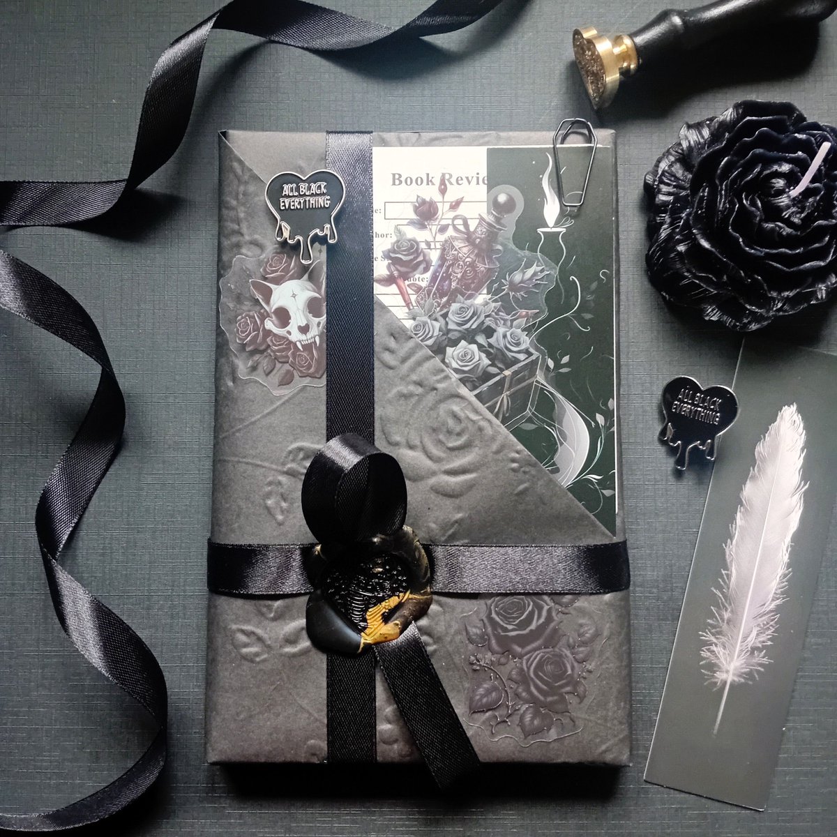 pinpaperstudio's tweet image. Wrapped in black. Sealed with mystery. Some stories don’t ask to be read—they demand it. 🖤
#GothicStyle #BlindDateWithABook #DarkRomance #BookAesthetic