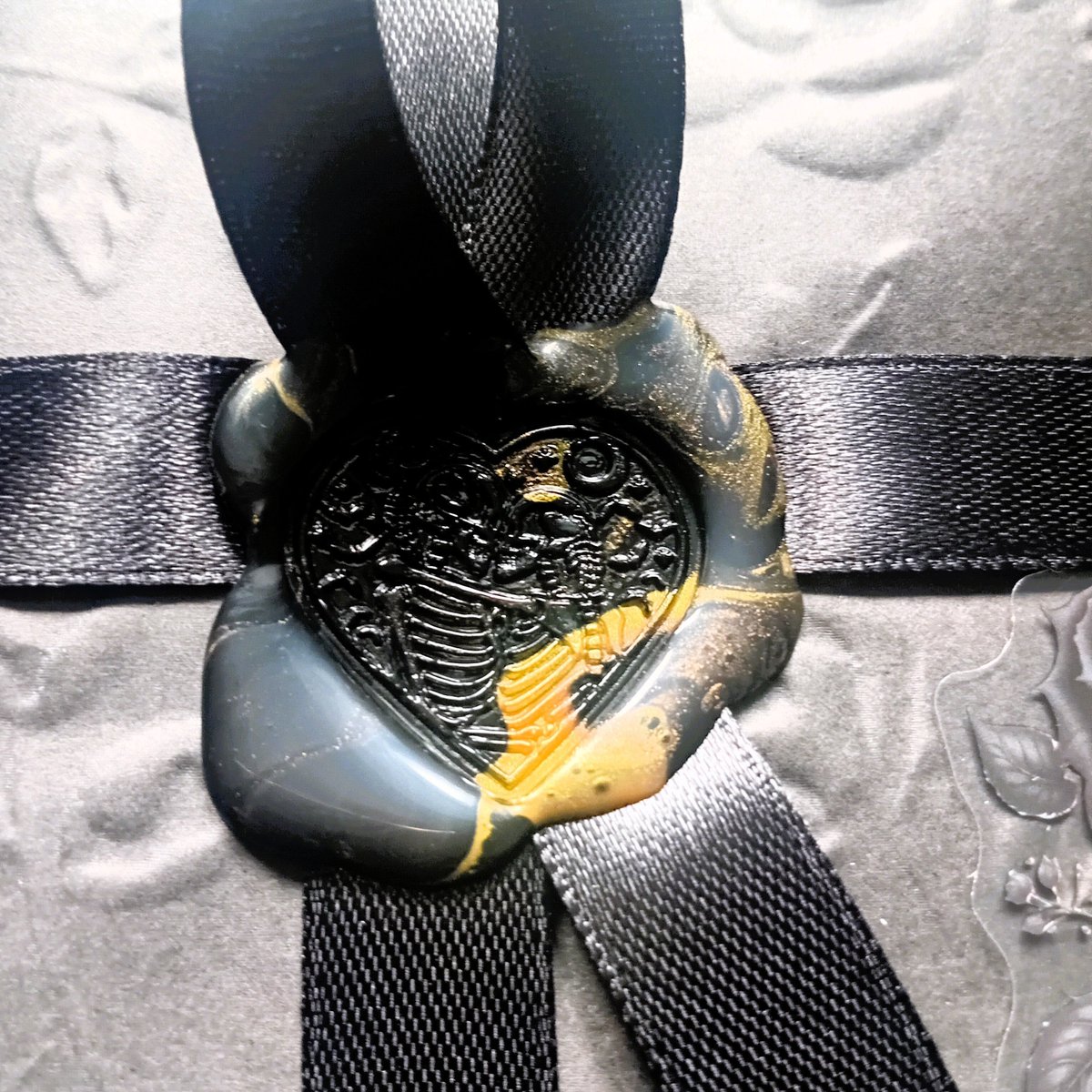 pinpaperstudio's tweet image. Wrapped in black. Sealed with mystery. Some stories don’t ask to be read—they demand it. 🖤
#GothicStyle #BlindDateWithABook #DarkRomance #BookAesthetic