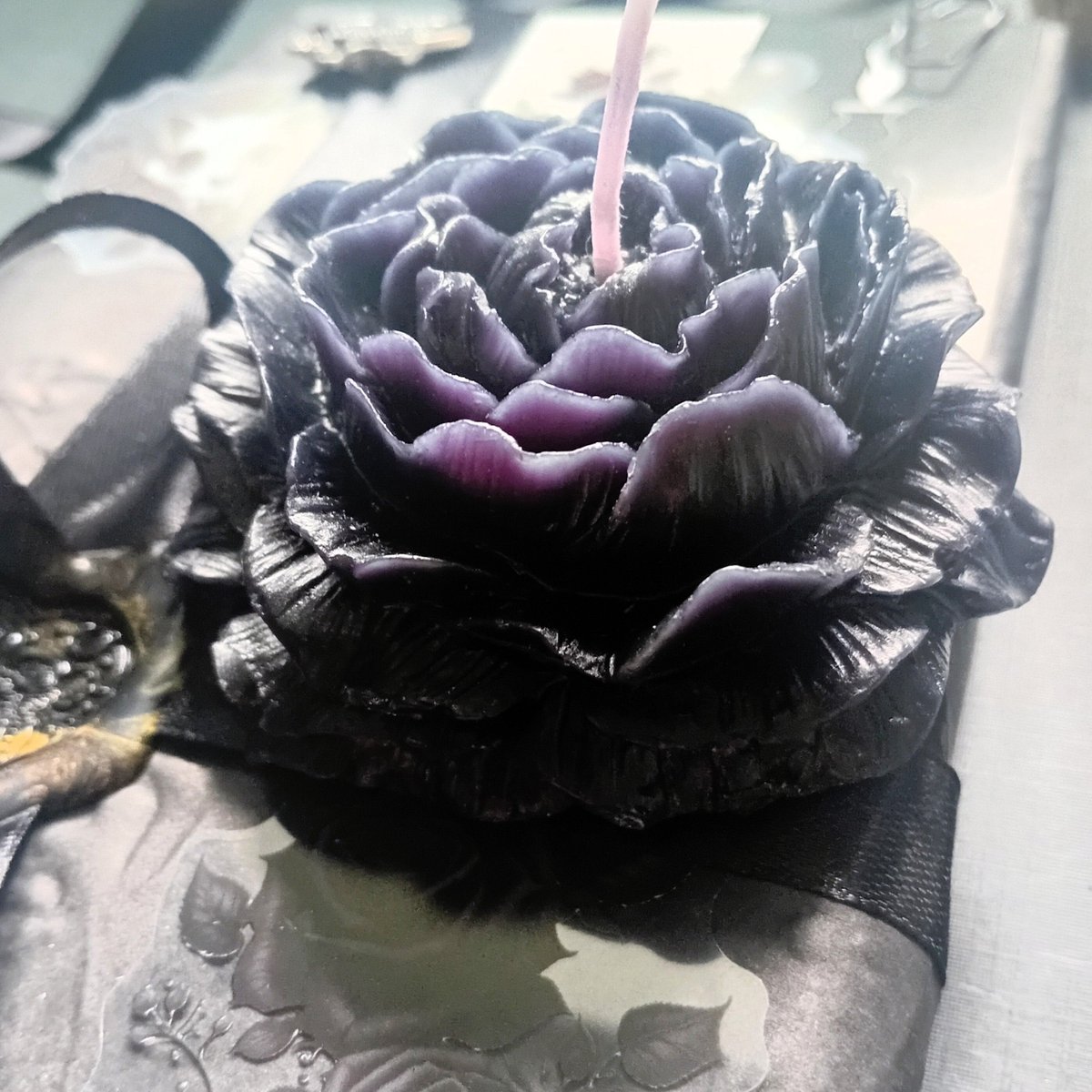 pinpaperstudio's tweet image. Wrapped in black. Sealed with mystery. Some stories don’t ask to be read—they demand it. 🖤
#GothicStyle #BlindDateWithABook #DarkRomance #BookAesthetic