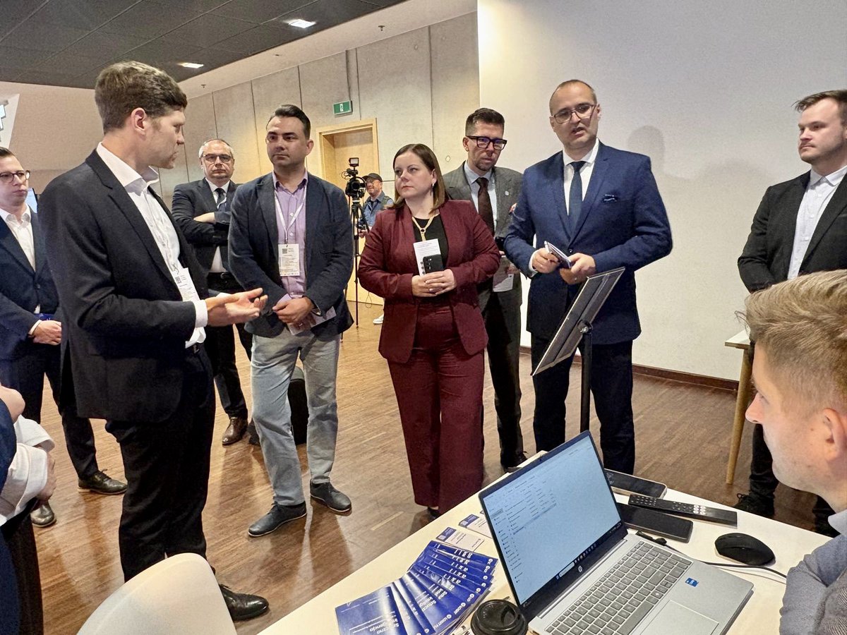 LOGiTFLOW's tweet photo. Mieliśmy przyjemność porozmawiać z przedstawicielami samorządu terytorialnego na czele z Prezydent Gdyni Aleksandrą Kosiorek i Wicewojewodą Pomorskim Emilem Rojkiem o #AI i zaprezentować @LOGiTFLOW 🌀 w trakcie Forum #EfektywnySamorząd. Dziękujemy @metropoliagdn i @PPNT_Gdynia! https://t.co/b1VOkOzKAo