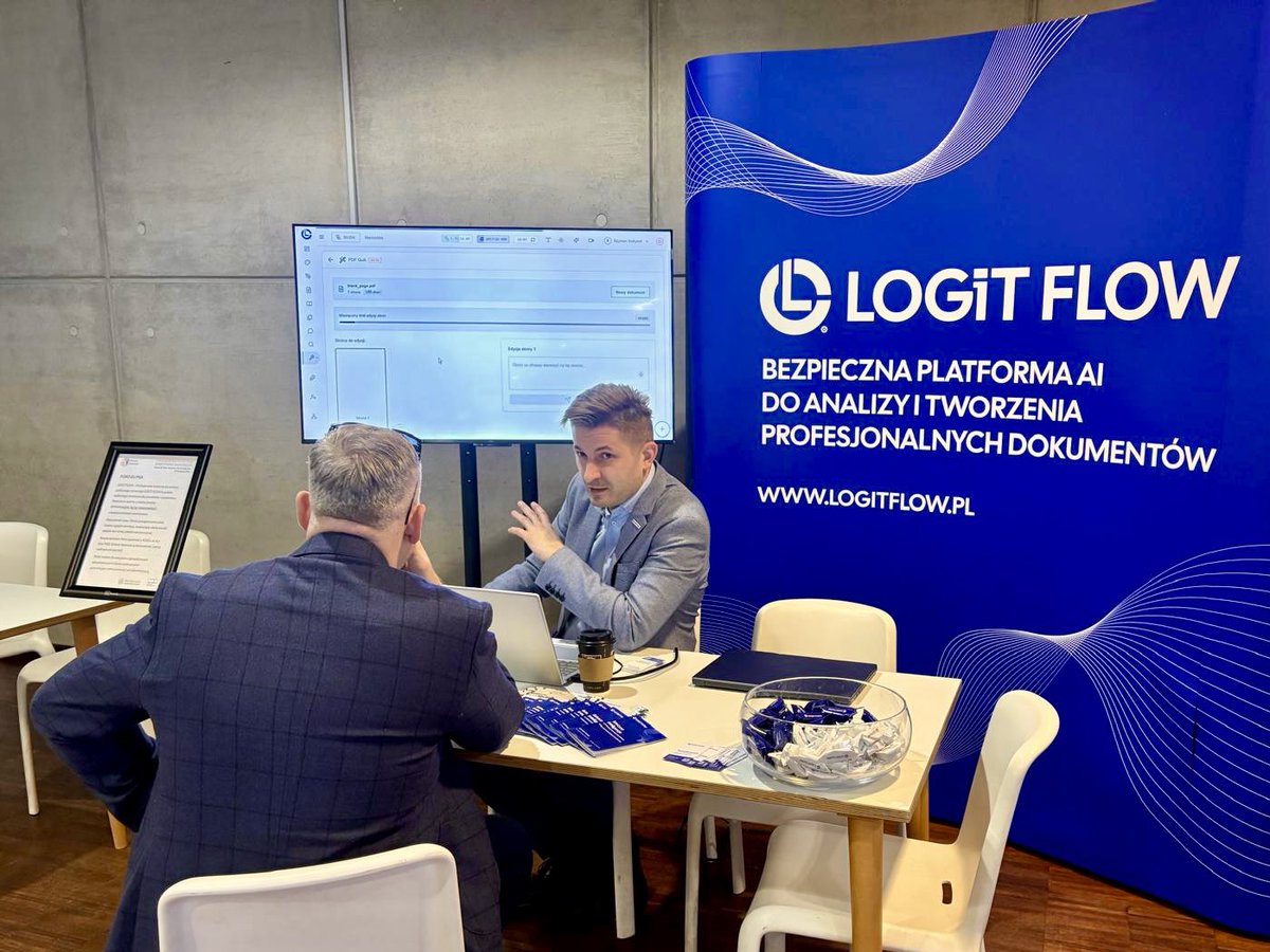 LOGiTFLOW's tweet photo. Mieliśmy przyjemność porozmawiać z przedstawicielami samorządu terytorialnego na czele z Prezydent Gdyni Aleksandrą Kosiorek i Wicewojewodą Pomorskim Emilem Rojkiem o #AI i zaprezentować @LOGiTFLOW 🌀 w trakcie Forum #EfektywnySamorząd. Dziękujemy @metropoliagdn i @PPNT_Gdynia! https://t.co/b1VOkOzKAo