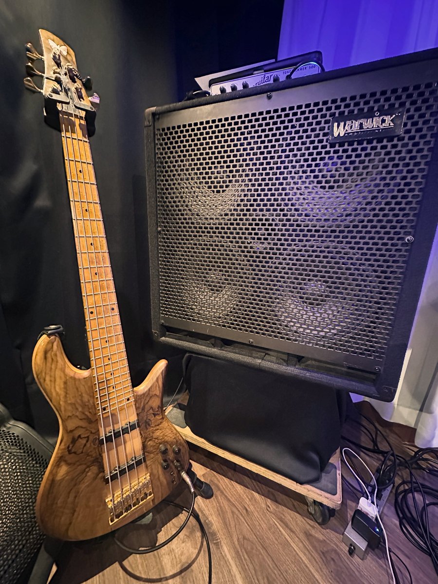 ShinyayB's tweet image. リハーサル終了。
間もなく本番。

#fodera #fusion