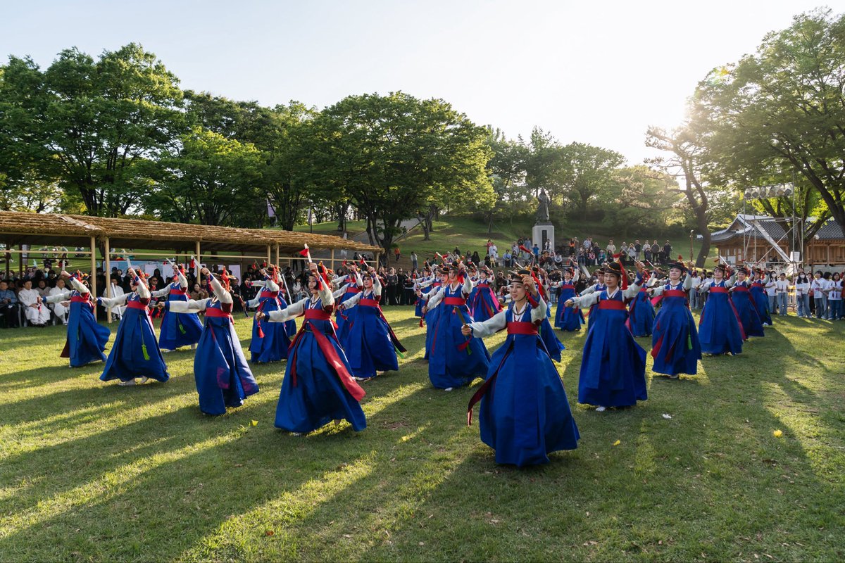 jinjucityhall's tweet photo. ✨ 2026 제25회 진주논개제 행사 안내✨

5월의 봄, 진주논개제 놀러오세요 😊

📍행사 개요
- 기간 : 2026. 5. 2.(토) ~ 5. 5.(화)
- 장소 : 진주성 및 진주대첩 역사공원 일원

✅ 상세 일정은 홈페이지 참고
https://t.co/KDONHtsz6Z

#진주 #진주시 #진주논개제 #진주축제 #진주성 #5월 #축제 https://t.co/S5pkgxWezV