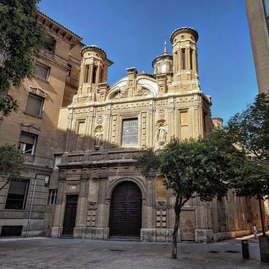 ZaragozaTurismo's tweet image. 🤓 ¿Sabías que... 
La Iglesia de la Mantería de #Zaragoza debe su nombre al gremio de manteros que se instalaba en esta zona?  
¿Y que el patrón de este gremio es San Roque? ¿Y adivinas cómo se llama la plaza donde se encuentra?📍

📸 IG c.a.r.o.t.i.n.o

#aquiyahorazaragoza