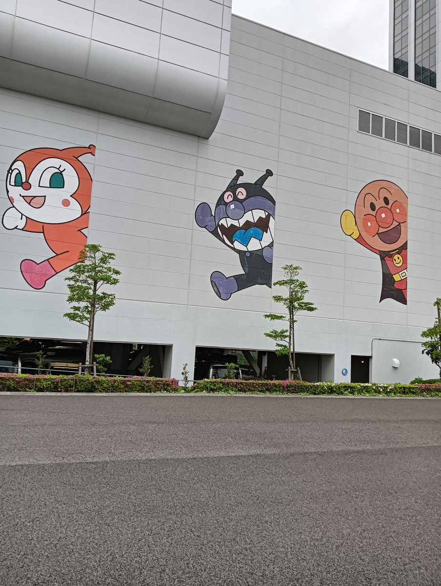inaba1966's tweet photo. 次の路上ライブはこっちで‼️
18:00頃からアンパンマンミュージアムの方で😊🎵
今、Kアリーナの中ではサンボマスターがライブ中😁
しかし薄着で来たから寒い🥶 https://t.co/RPPlKjSkXJ
