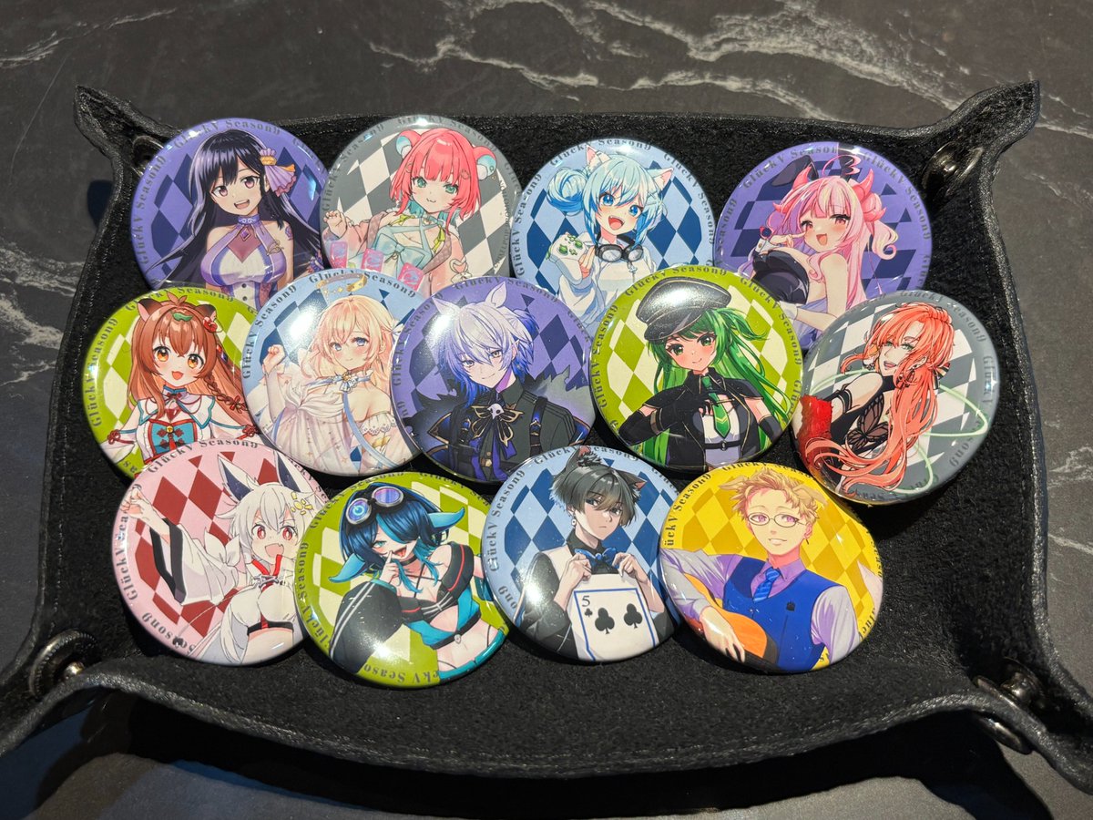 gamebarGlueck's tweet photo. こんにちはマスターです。

／
いよいよ今週開始‼️🎉
＼
#グリュックV

5/1〜スタート✨

缶バッジやブロマイドなどグッズも到着しております！
缶バッジは、当たりを引くと全員集合柄のグラスがもらえます！

推しと過���す時間を、
ぜひ体験してください☺️ https://t.co/ZR6ScYxmED
