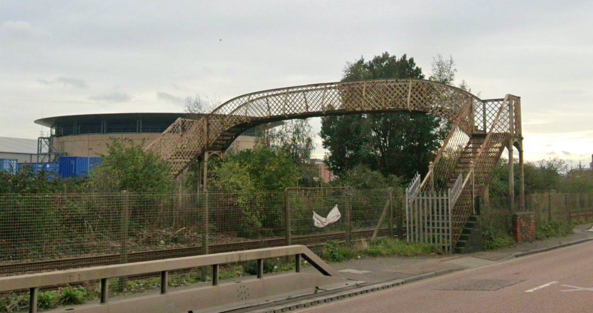 _DundeePerfect_'s tweet image. This is #Dundee's Elton John Bridge, years after said it was close to falling down is sitting singing, 'I'm Still Standing.'
Needs reopened as much easier for Passengers who shall get off of the Cruise Ships this Summer to walk into Town rather than a long trek, so does img 3