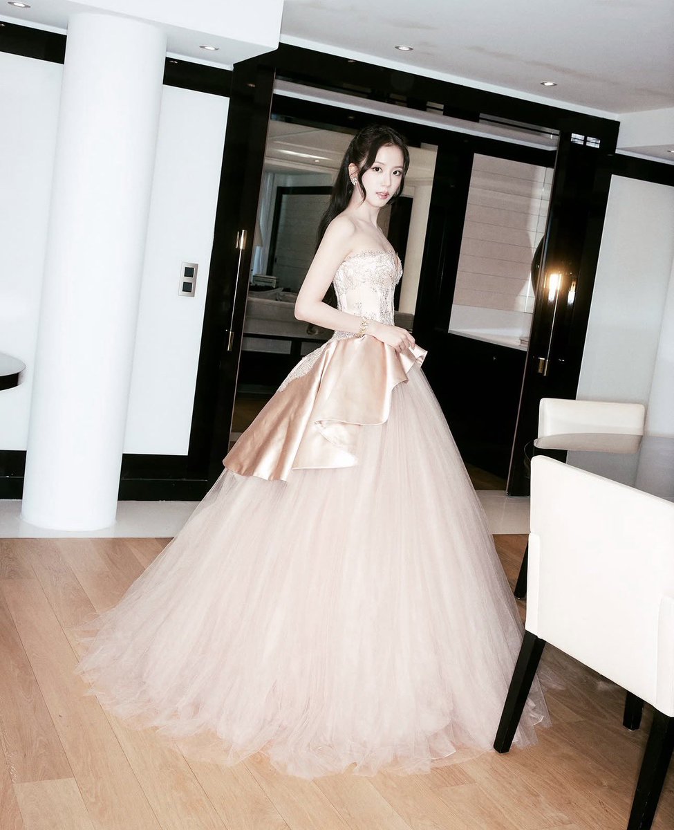 JISOO NEWS tweet media