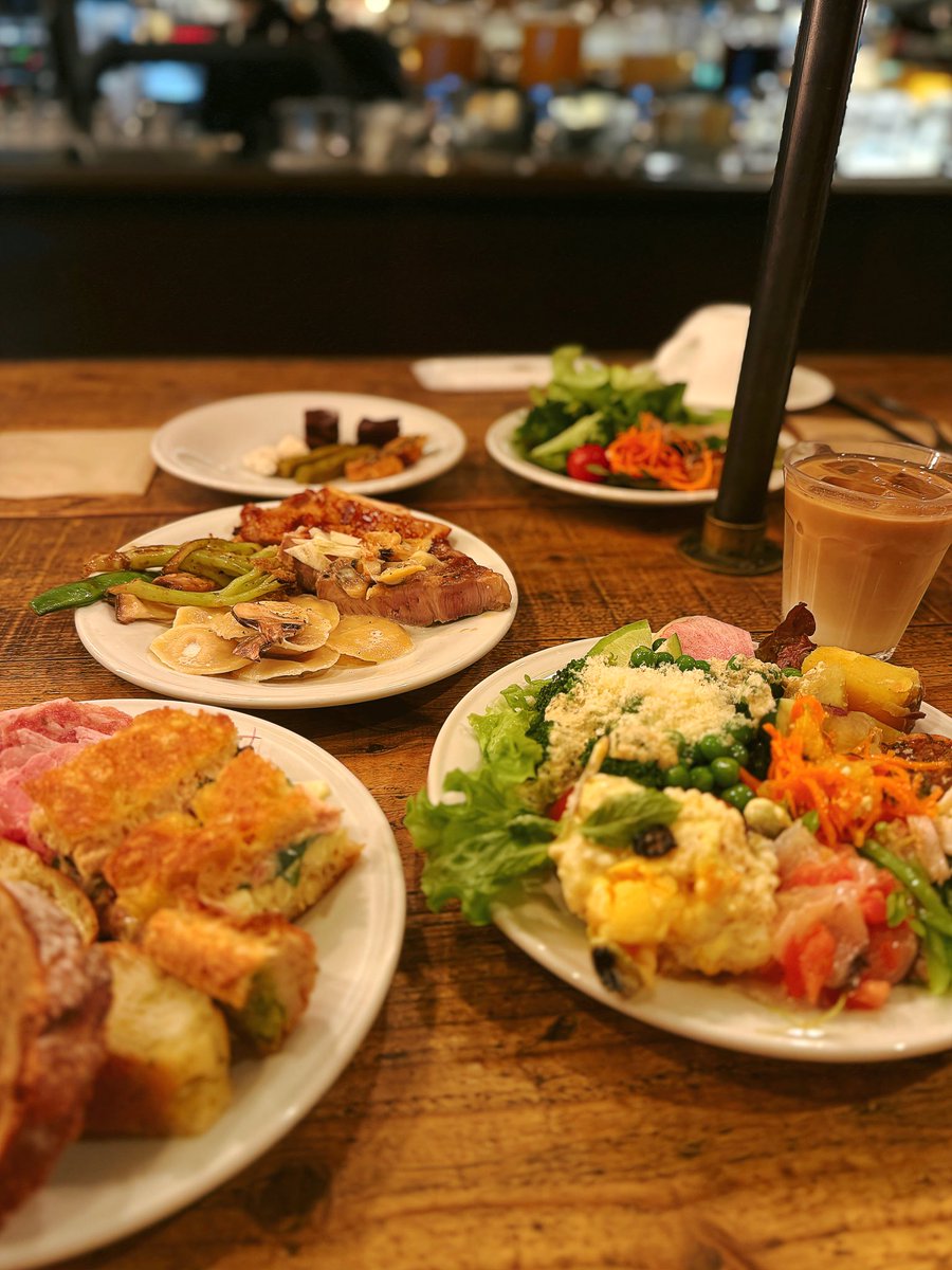 ri0rio0's tweet photo. MORETHAN TAPAS LOUNGE@西新宿
今回は予約じゃなくて当日席。おしゃべりしてると待つ時間も全然苦じゃないし当日席でも入れるのありがたい〜。見た目だけじゃなくてどの料理もちゃんと美味しいし2時間制でゆっくりできるのが好き。 https://t.co/215FzpfaGQ