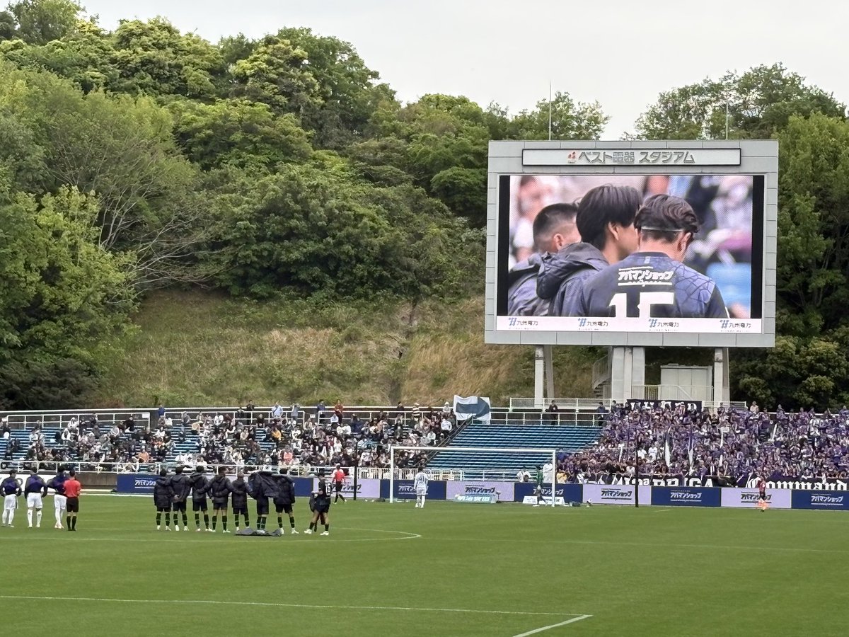 Shimon330's tweet photo. ゴール裏に矢印の旗が出てた。
#アビスパ福岡 #サンフレッチェ広島 https://t.co/MweOs8KRKQ