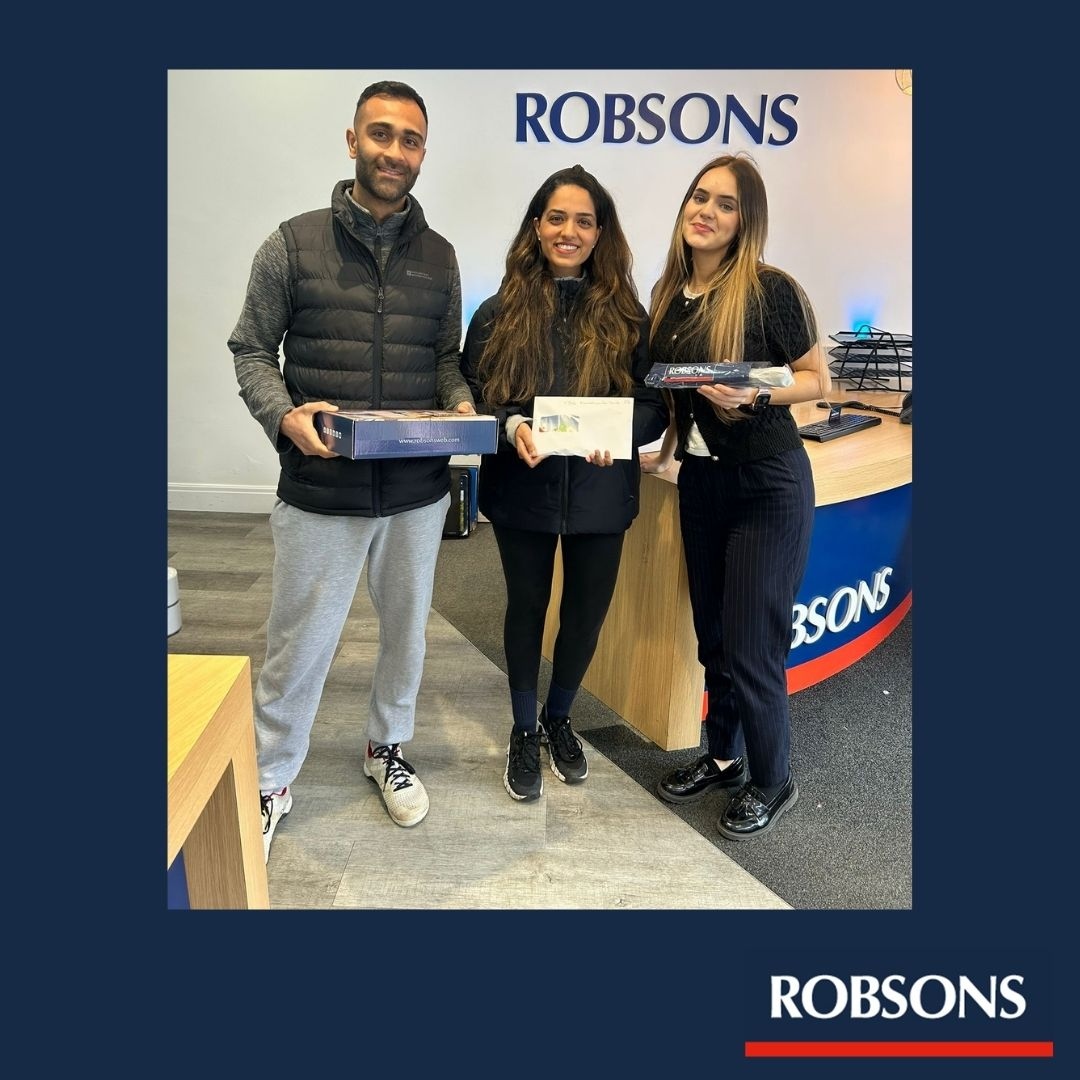 RobsonsWeb's tweet image. Chanel, from our #Pinner office, handed over the keys, along with a Robsons completion box and umbrella, to these delighted buyers who are upsizing from North Harrow to Pinner.

Wishing them every happiness in their new home.

tinyurl.com/2ezxxunb

#NewHome #EstateAgent