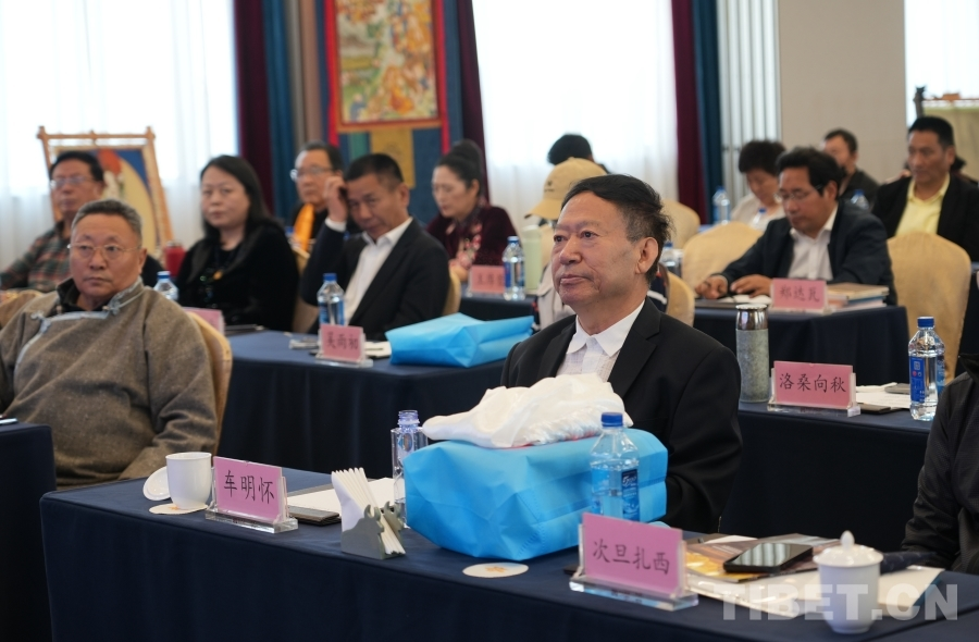 TibetNews11's tweet image. [Affetto per il #Tibet meridionale] Che Minghuai: La ricerca su Tsangyang Gyatso deve essere guidata da una corretta prospettiva storica.