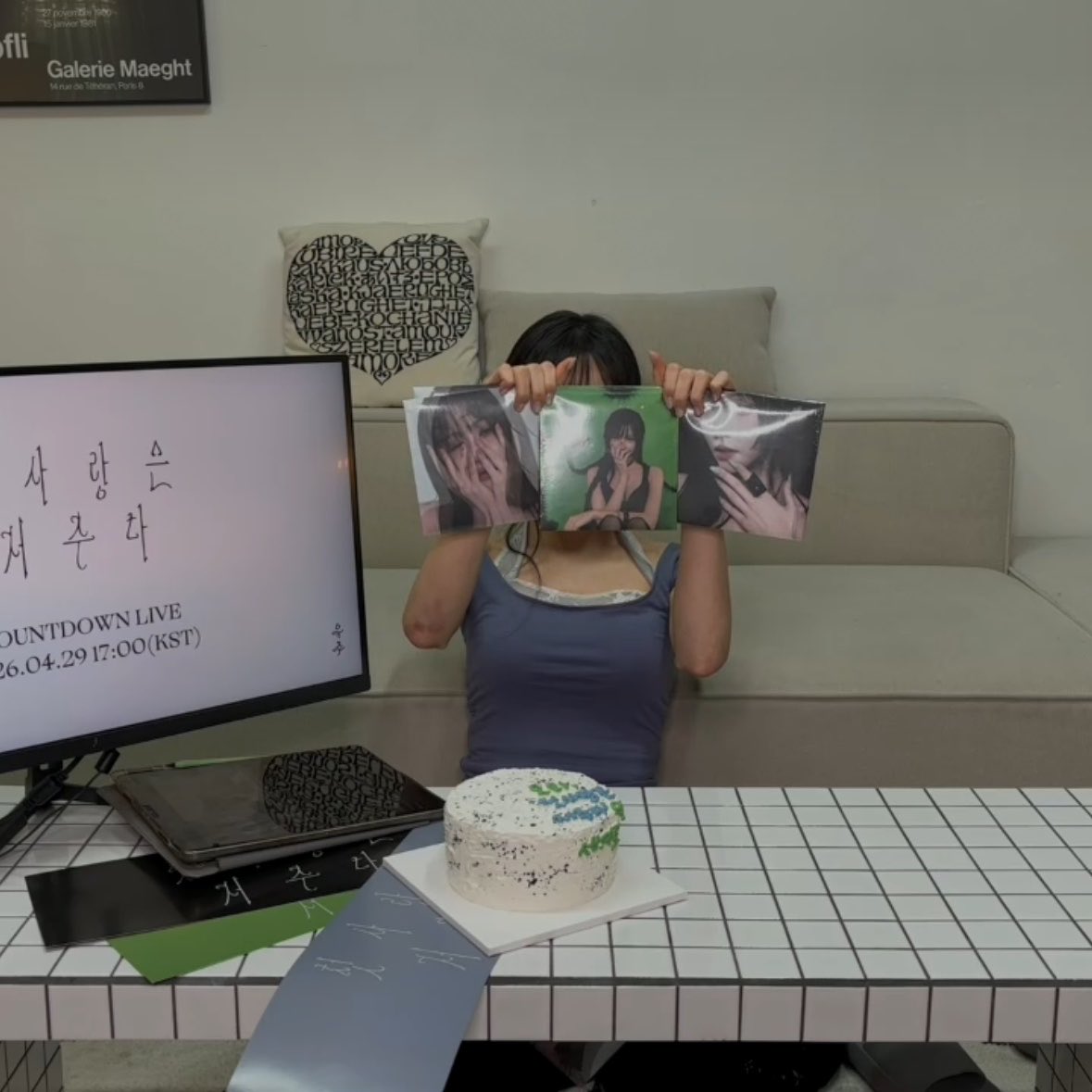 뷰 😈 tweet media