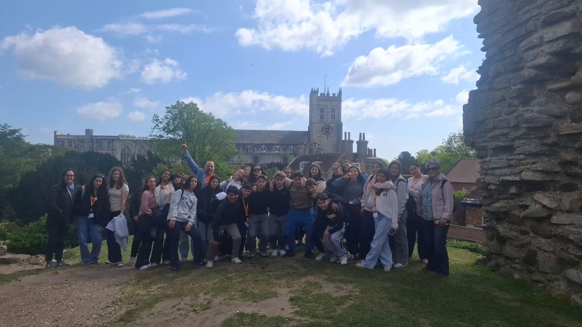 iesCMGaite_mzal's tweet image. 🇬🇧 Último día

Hoy volvemos a casa tras una gran experiencia 👏

Ayer: presentaciones de proyectos y tour por Christchurch

¡Una semana inolvidable!
#InmersiónLingüística #Bournemouth