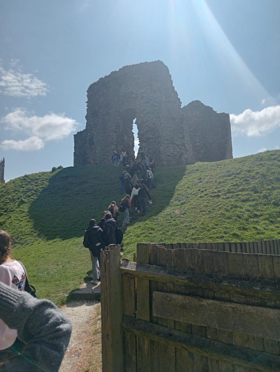 iesCMGaite_mzal's tweet image. 🇬🇧 Último día

Hoy volvemos a casa tras una gran experiencia 👏

Ayer: presentaciones de proyectos y tour por Christchurch

¡Una semana inolvidable!
#InmersiónLingüística #Bournemouth