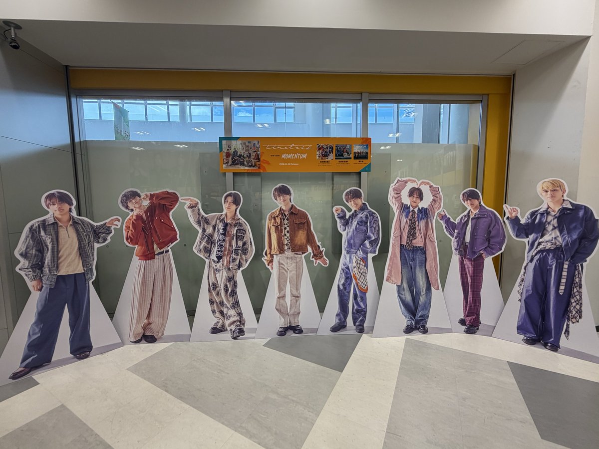 everything0122's tweet photo. まーさんとタワレコ行ってきた👍🏻
遂に我が街にも等身大パネルが🥹🥹🥹✨
アクスタフォトスポットは店員さんの愛が溢れていました🩷💛

#timelesz_MOMENTUM https://t.co/1LNAiFkya0