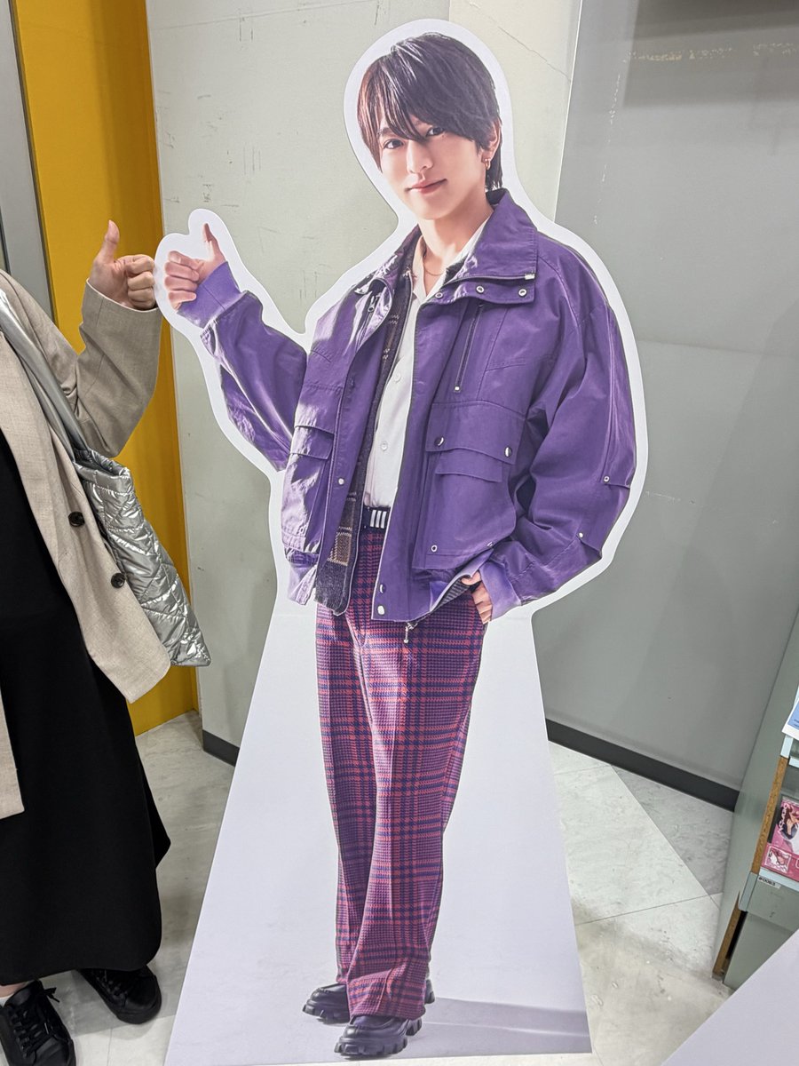 everything0122's tweet photo. まーさんとタワレコ行ってきた👍🏻
遂に我が街にも等身大パネルが🥹🥹🥹✨
アクスタフォトスポットは店員さんの愛が溢れていました🩷💛

#timelesz_MOMENTUM https://t.co/1LNAiFkya0